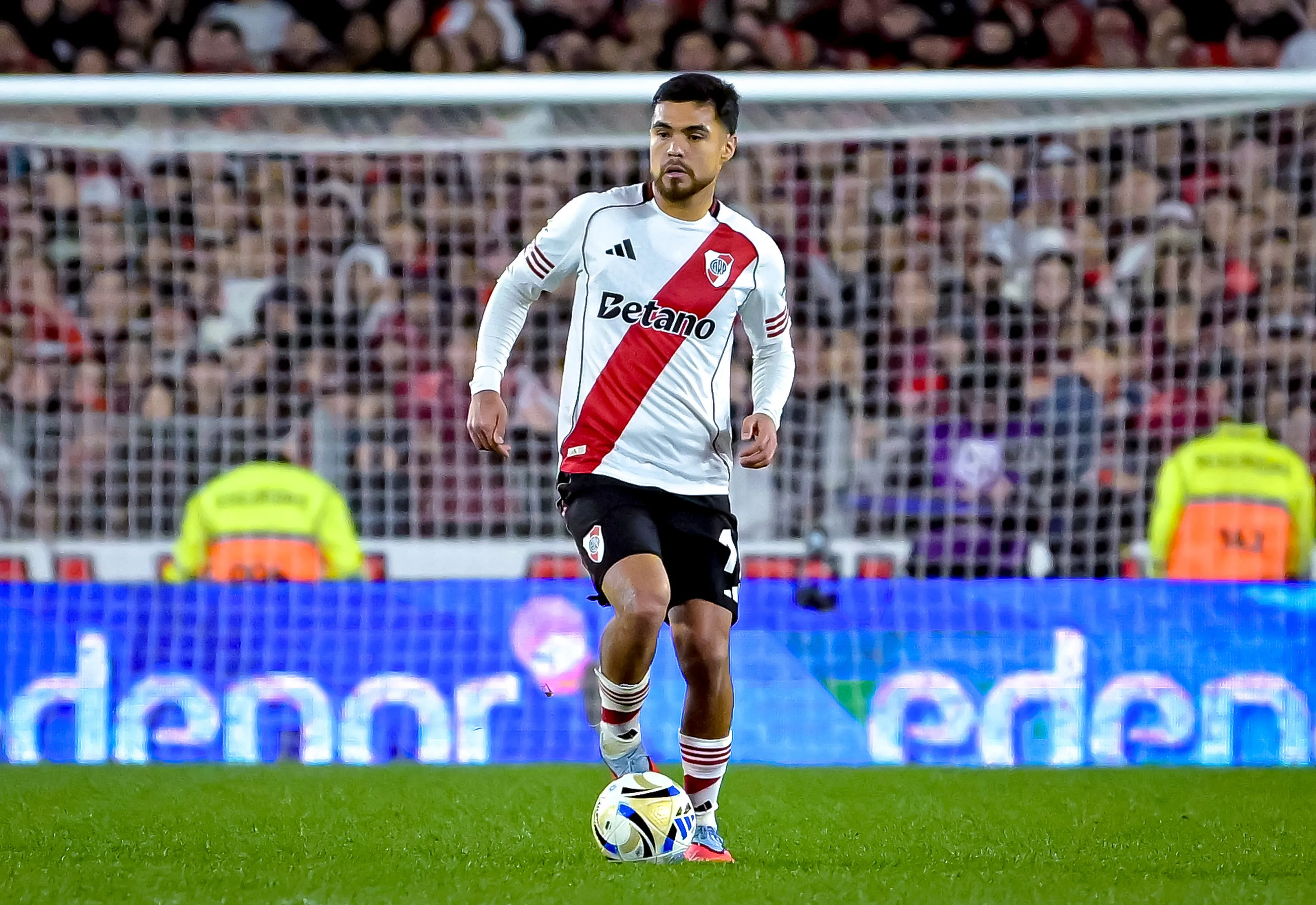 BUENOS AIRES, ARGENTINA – JULY 27: Paulo Diaz #17 of River Plate runs with the ball during a Torneo Clausura Betano 2025 match between River Plate and San Lorenzo at Estadio Mas Monumental Antonio Vespucio Liberti on July 27, 2025 in Buenos Aires, Argentina. (Photo by Marcelo Endelli/Getty Images)