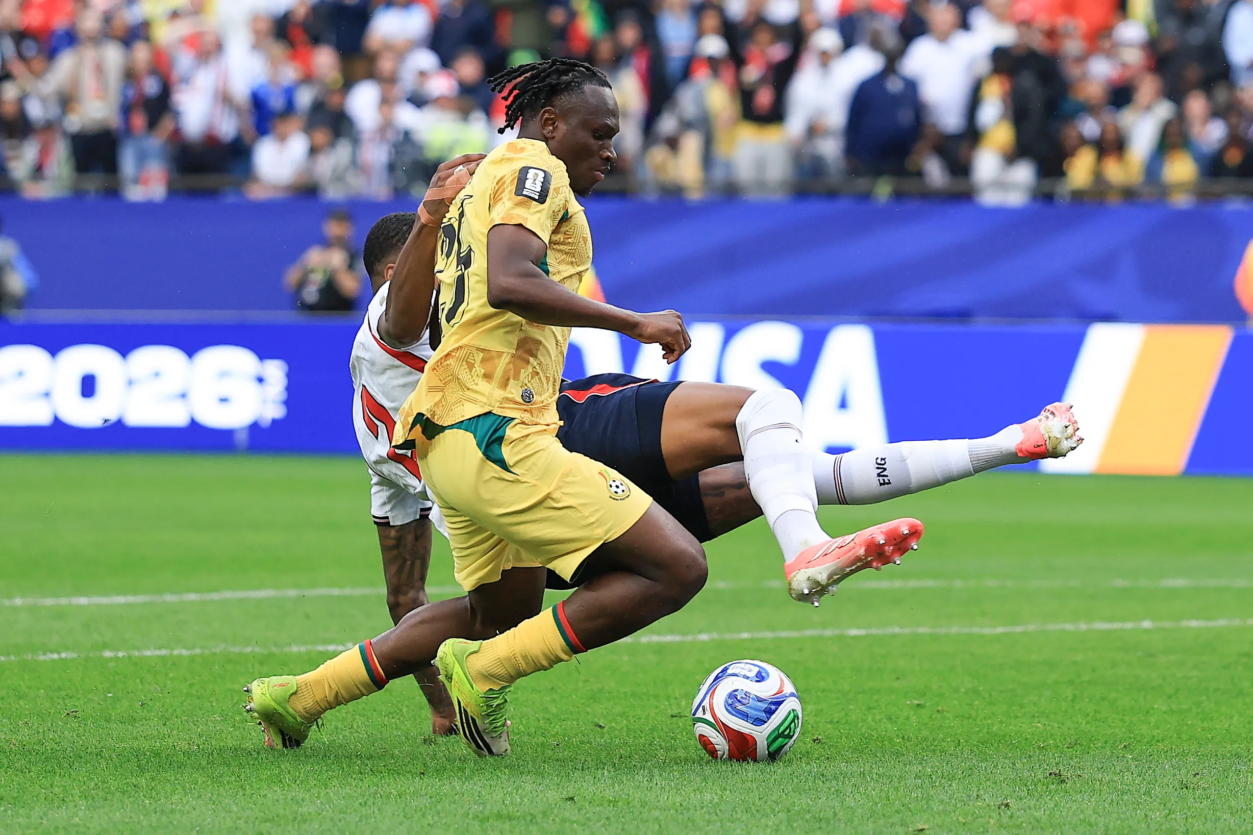 Una imagen del foul de Konsa a Adu. (Buda Mendes/Getty Images).