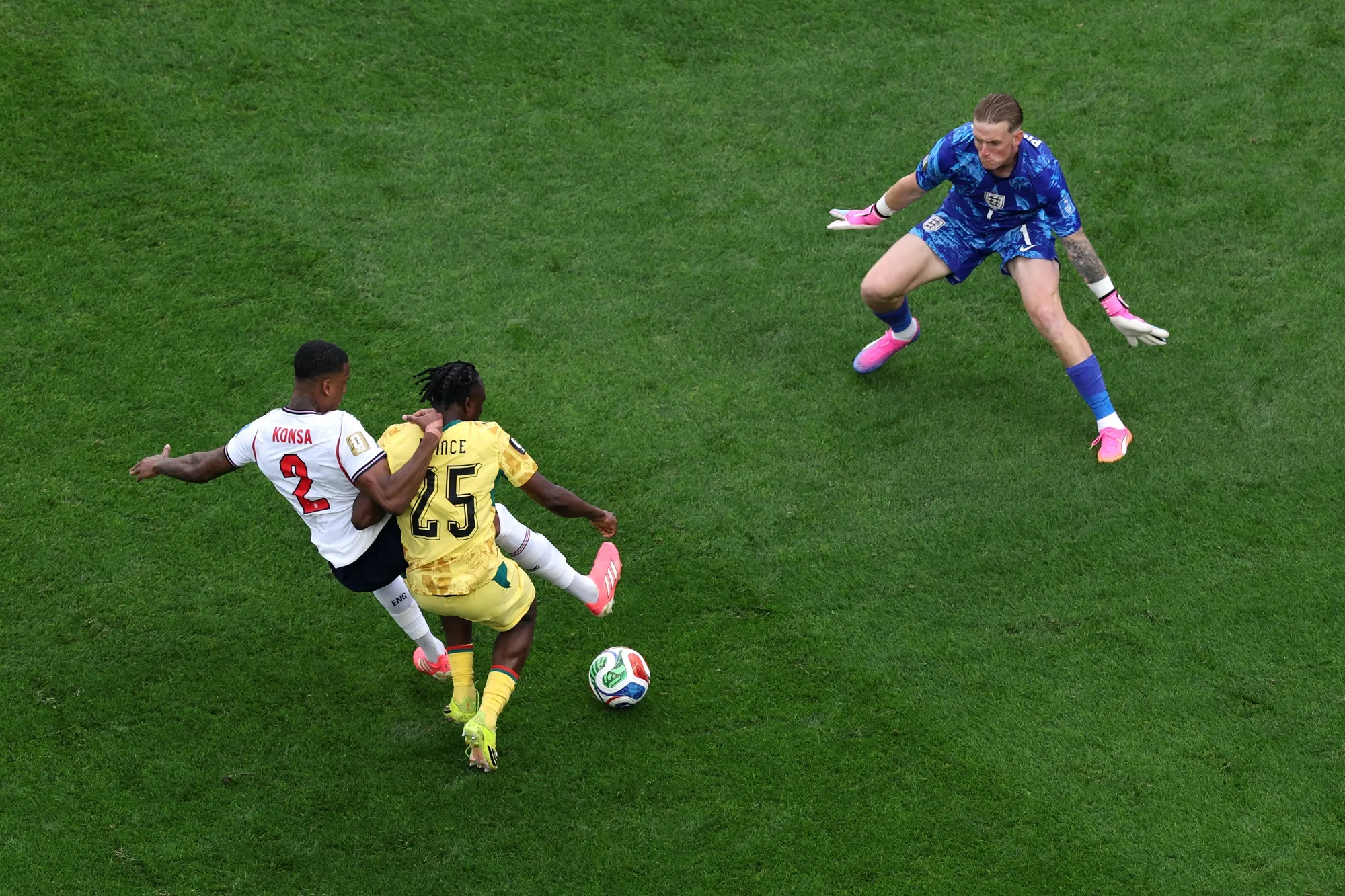 Otro ángulo de esa clara infracción. (Mattia Ozbot/Getty Images).