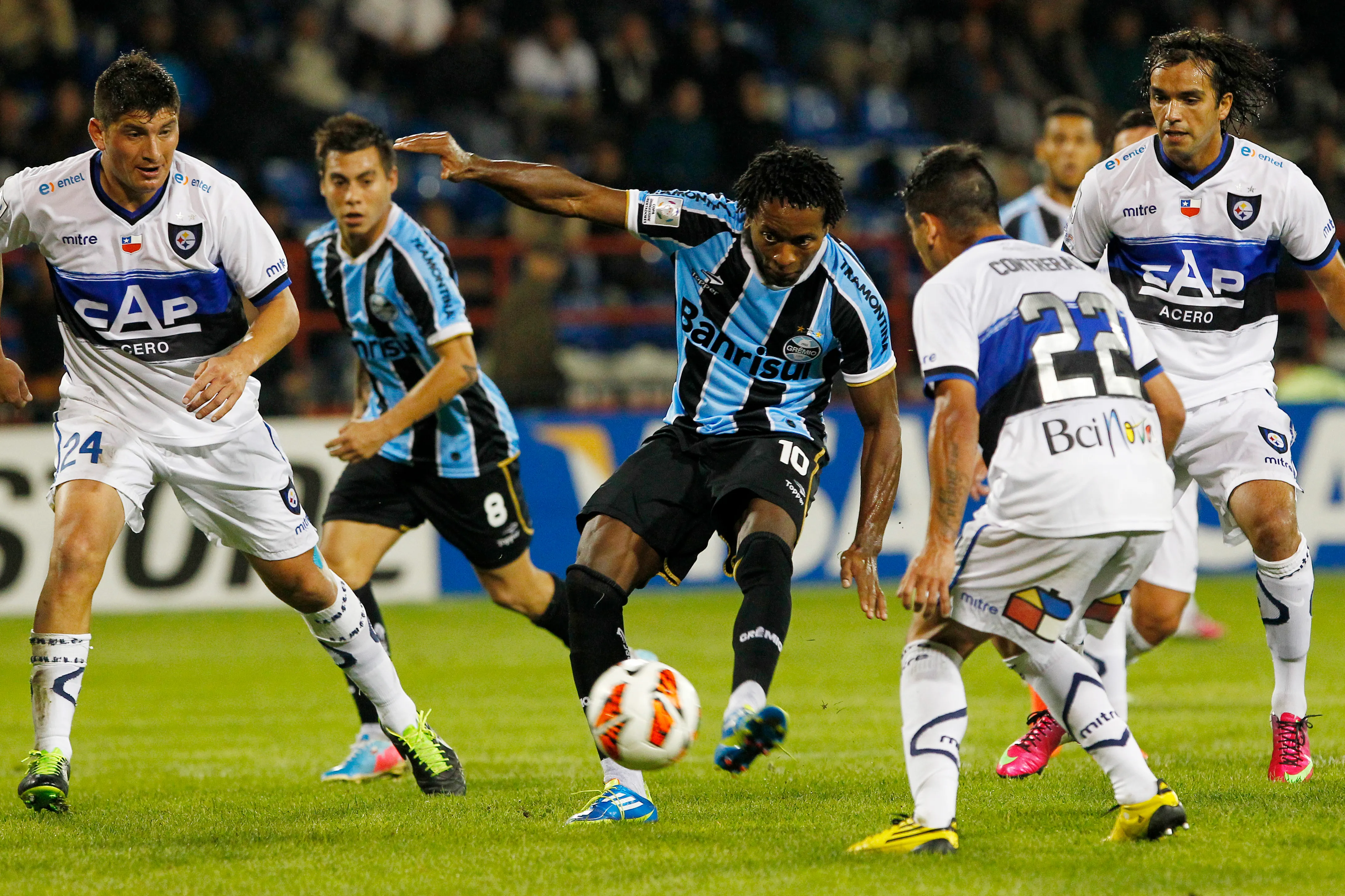 Zé Roberto remata y de fondo, Eduardo Vargas observa todo. (Marcelo Hernandez/Photosport).