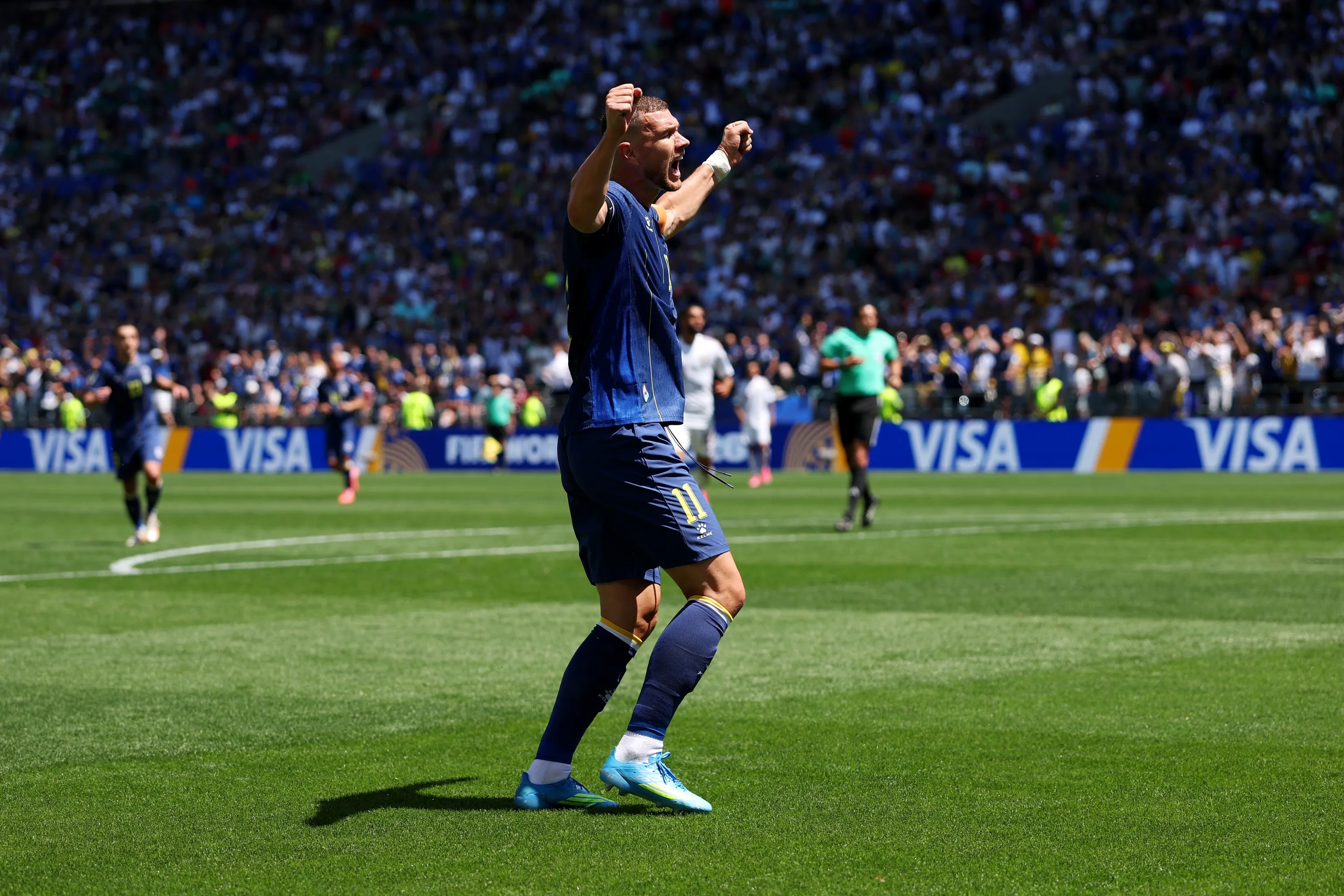 Edin Dzeko celebra, el fútbol también | Getty Images