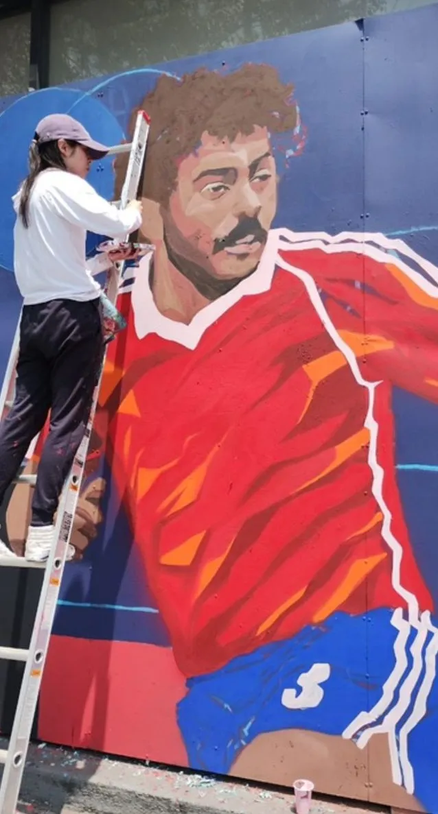 Isela Becerra en plena realización de la obra. (@Miradacoyote).