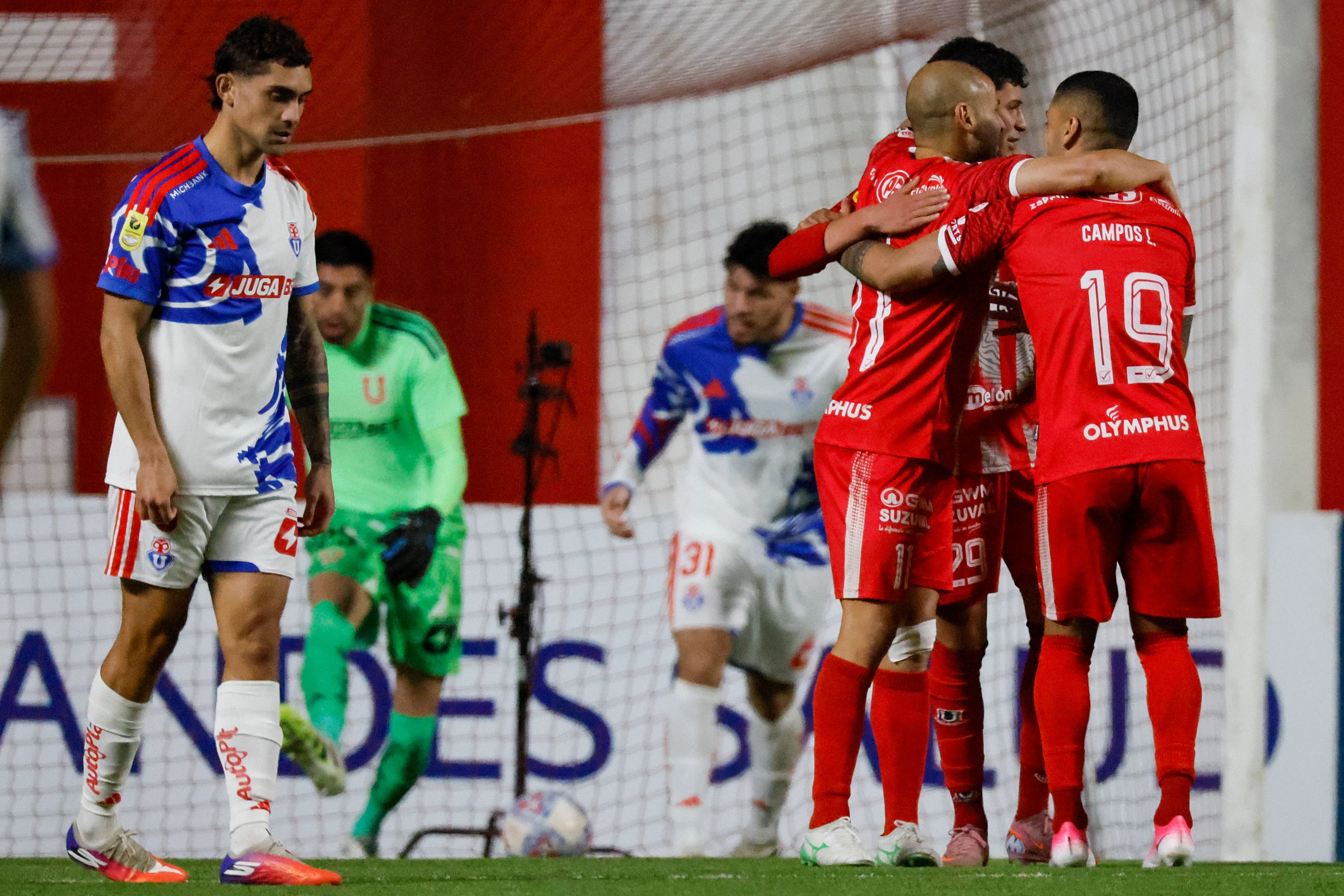 La U lamentó graves errores defensivos ante La Calera. Foto: Andres Pina/Photosport