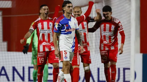 La U pagó caro los errores de la defensa ante La Calera.