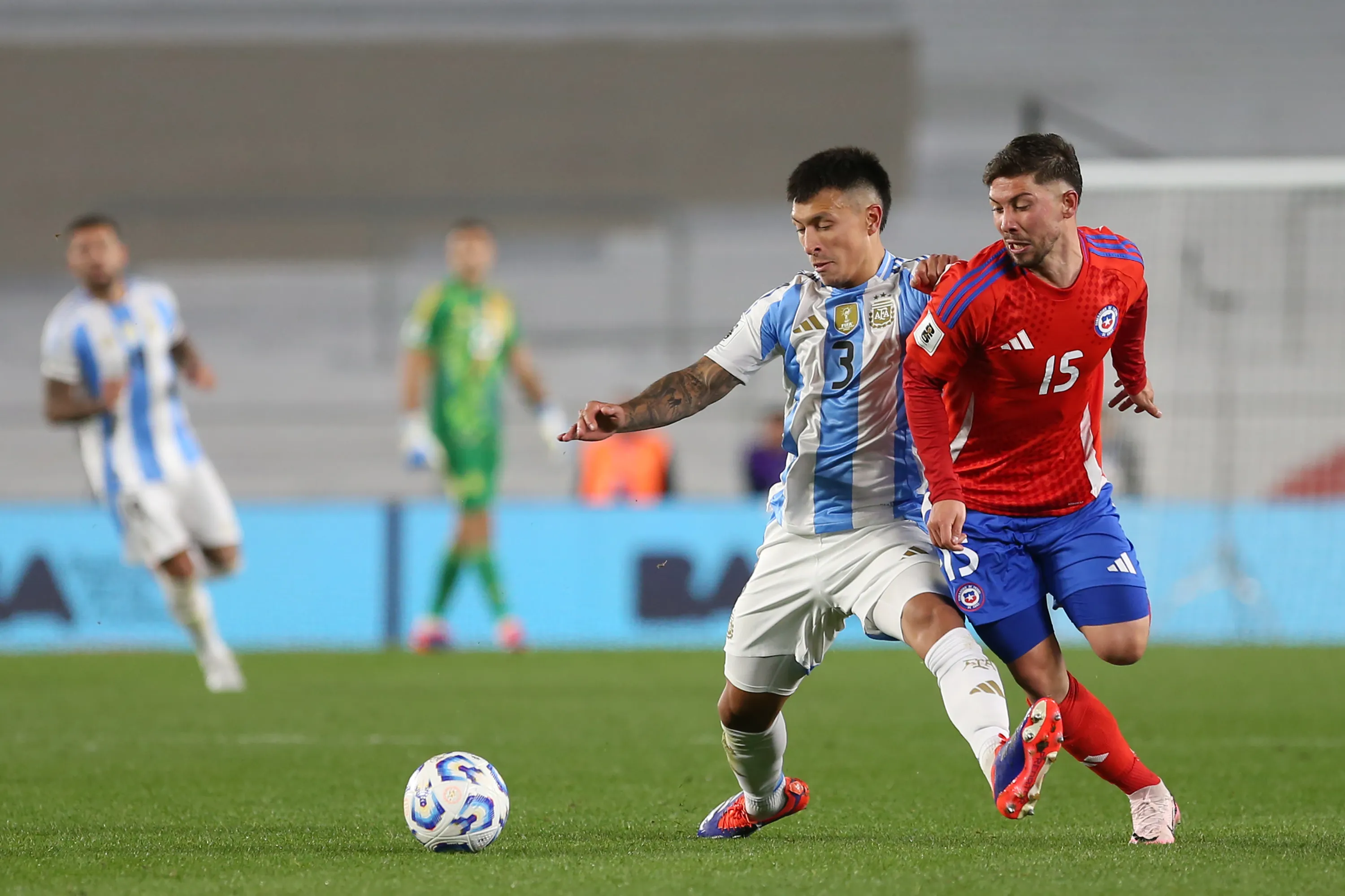 Diego Valdés ante Lisandro Martínez en la Copa América 2024. (Daniel Jayo/Getty Images).