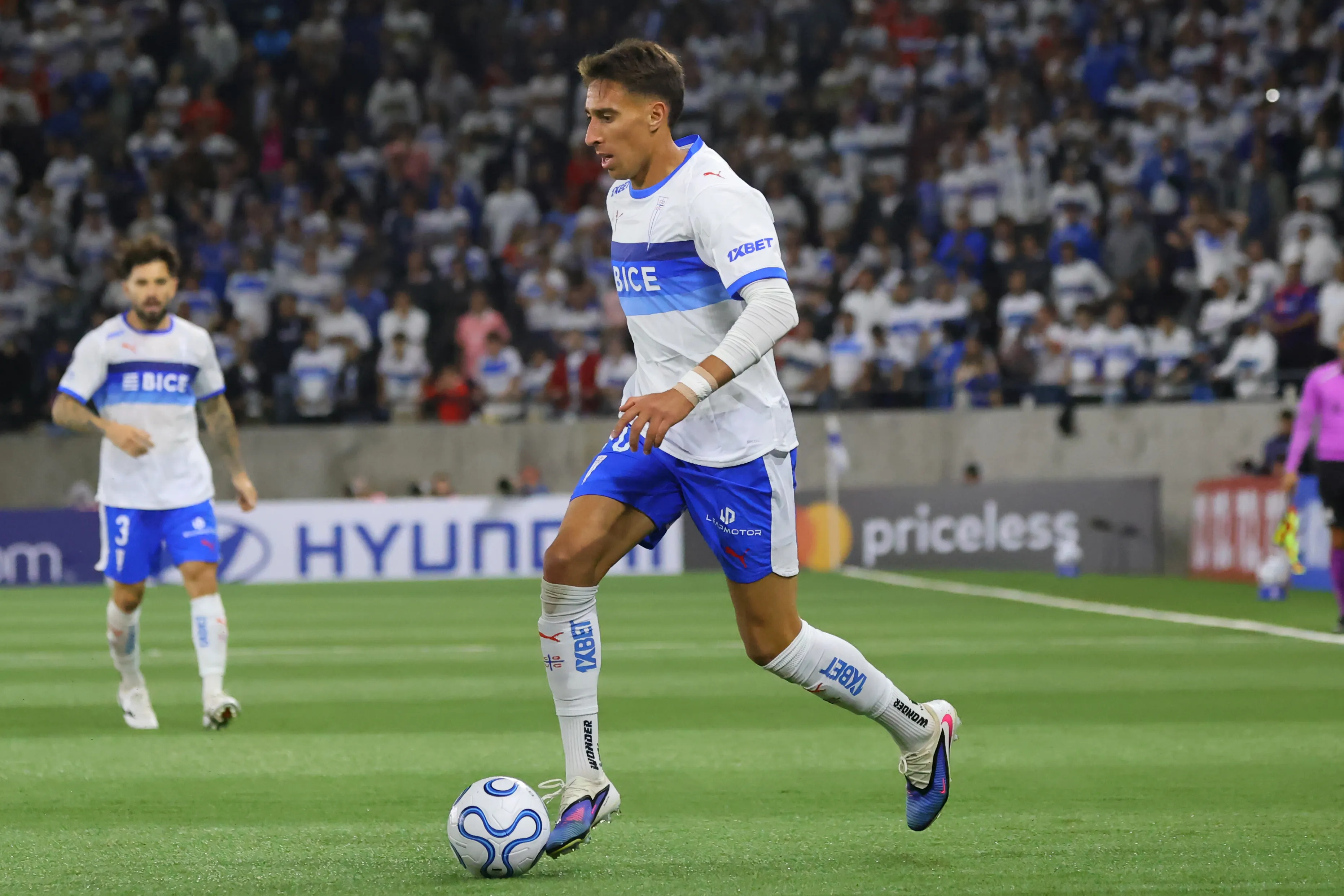 Diego Valencia está de baja desde abril en los Cruzados. (Jonnathan Oyarzun/Photosport).