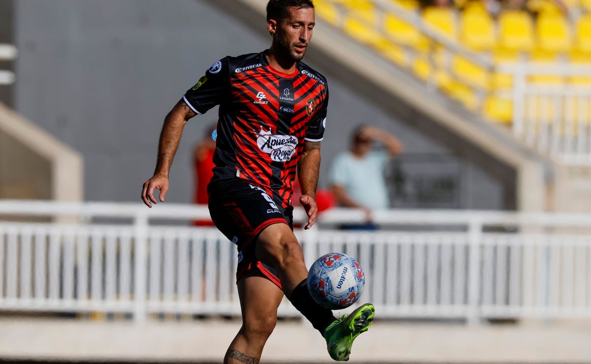 ¡Golpe al mercado de pases! Goleador titular de Limache se acerca a un colista del fútbol chileno