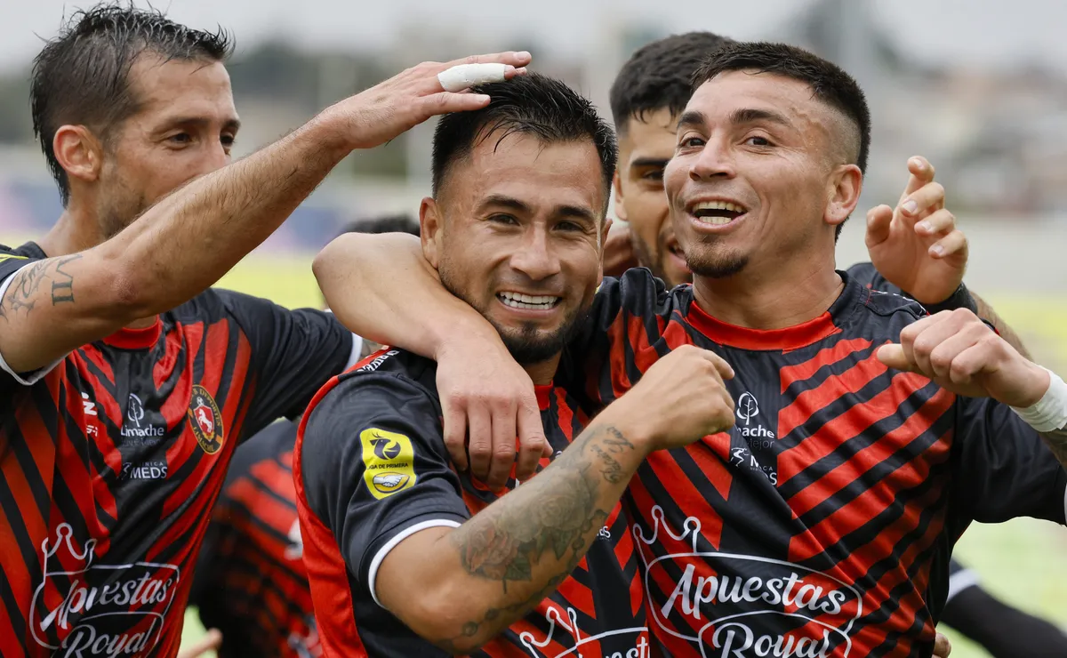 Goleador titular de Limache se acerca a colista del fútbol chileno