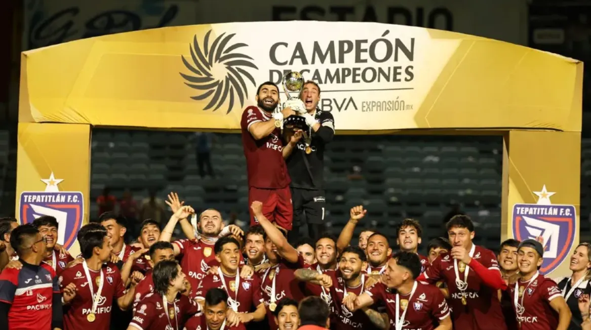 Tepatitlán FC festeja el trofeo Campeón de Campeones. (Foto: X).