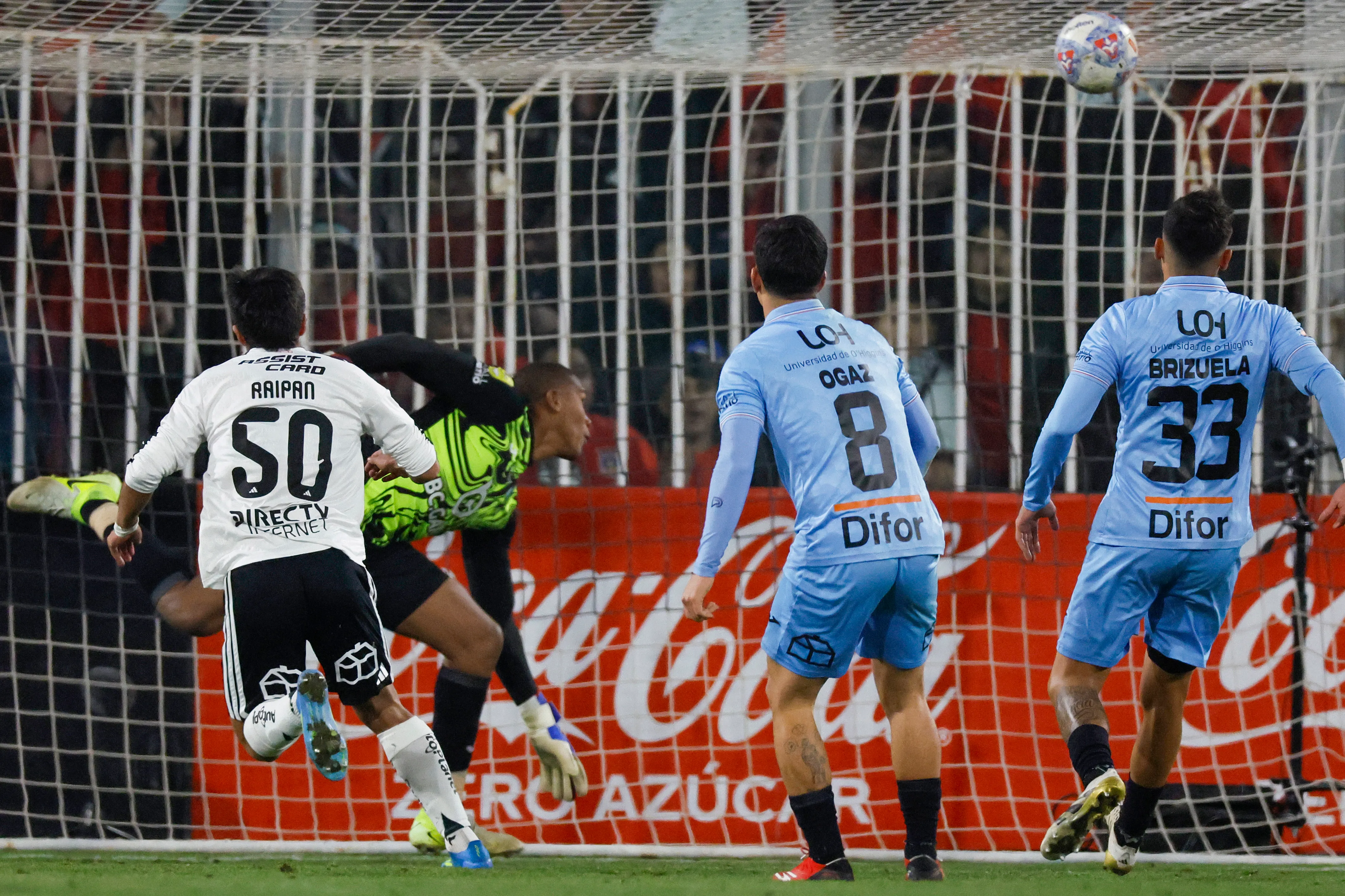 El cabezazo de Felipe Raipán que le dio el triunfo a Colo Colo. (Andres Pina/Photosport).