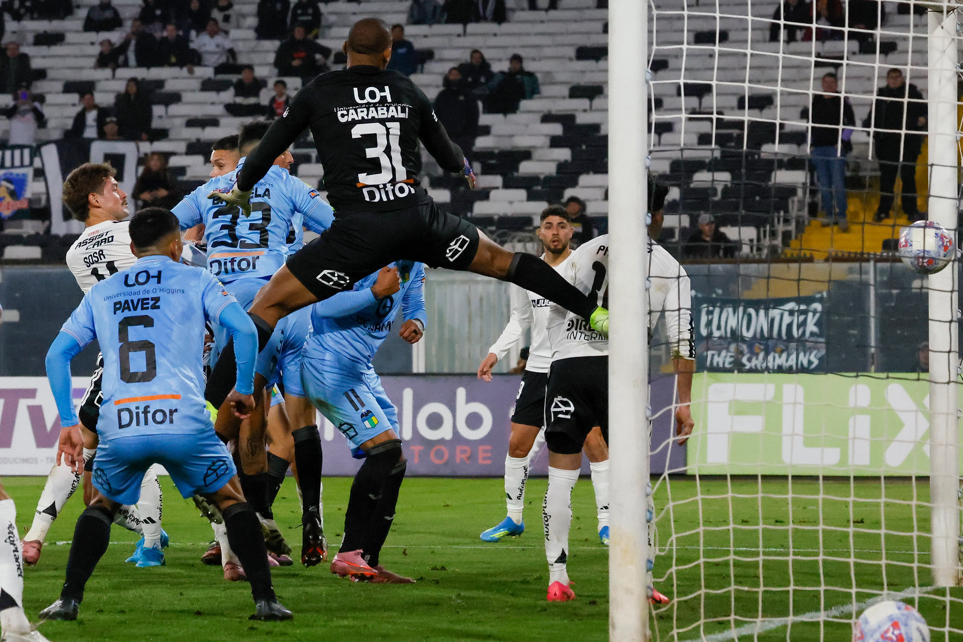 Joaquín Sosa anticipó a todos en el primer poste. (Andres Pina/Photosport).