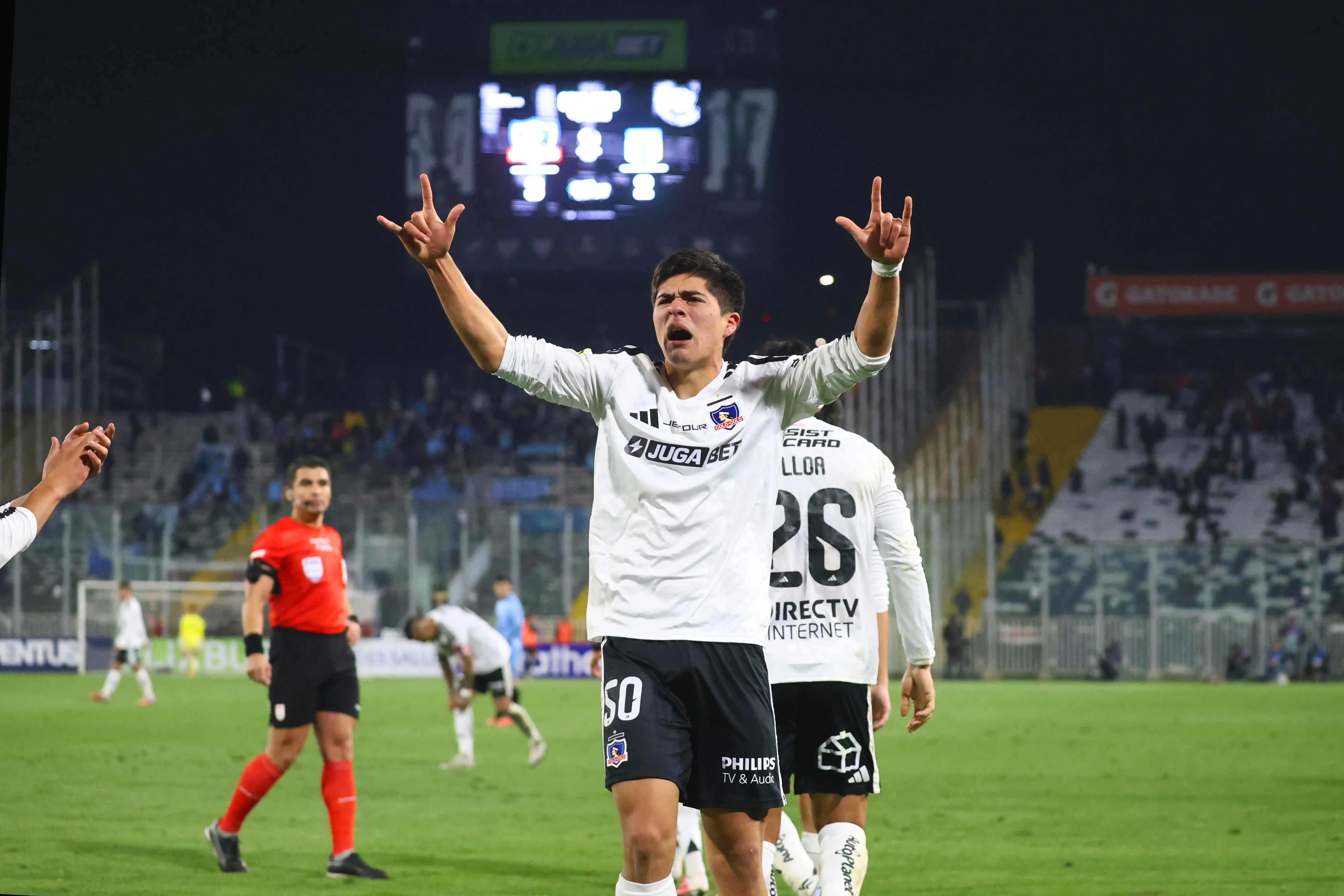 El emocionado festejo de Felipe Raipán en Colo Colo. (Dragomir Yankovic/Photosport).