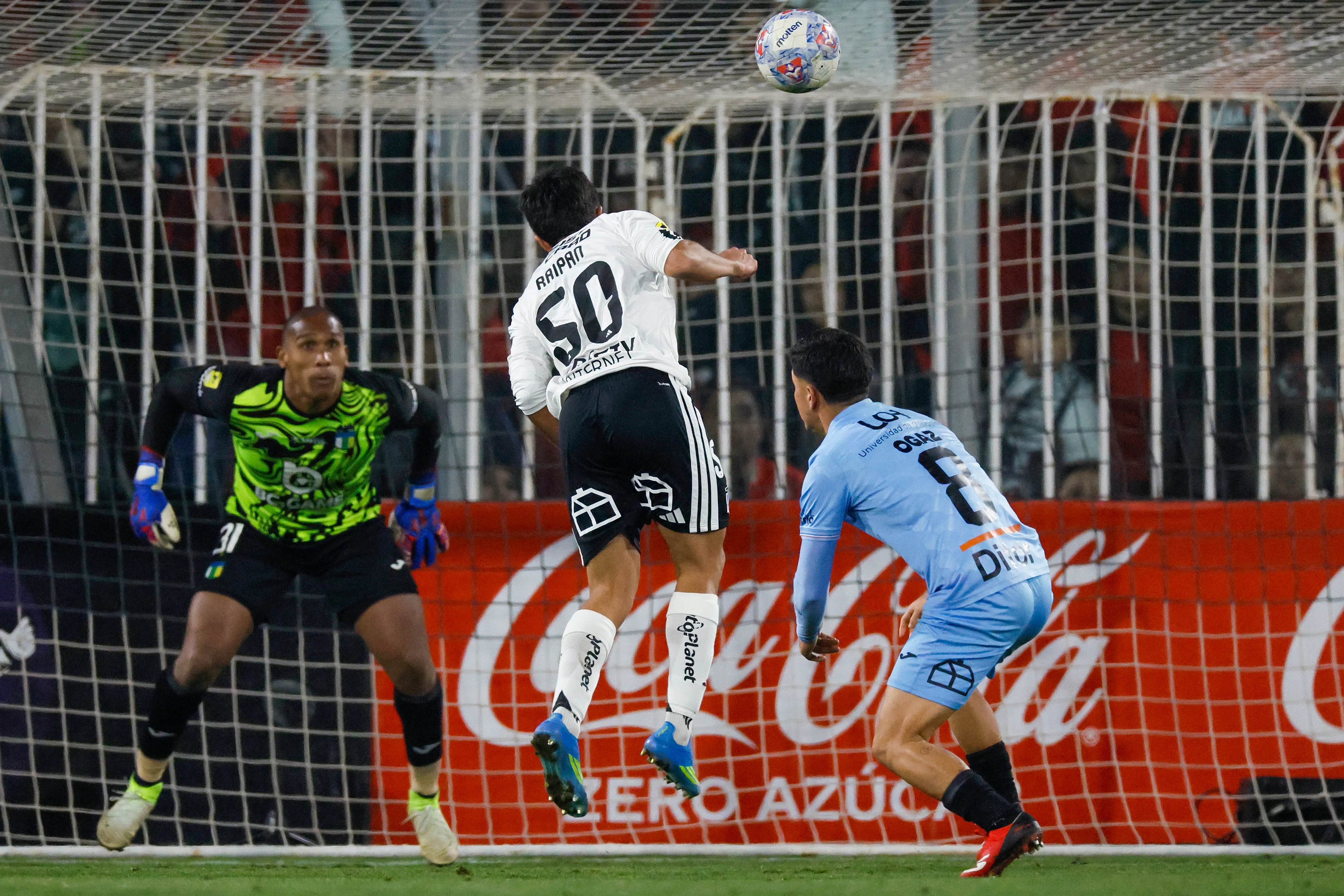 El cabezazo que desató el jolgorio albo gracias a Felipe Raipán. (Andres Pina/Photosport).