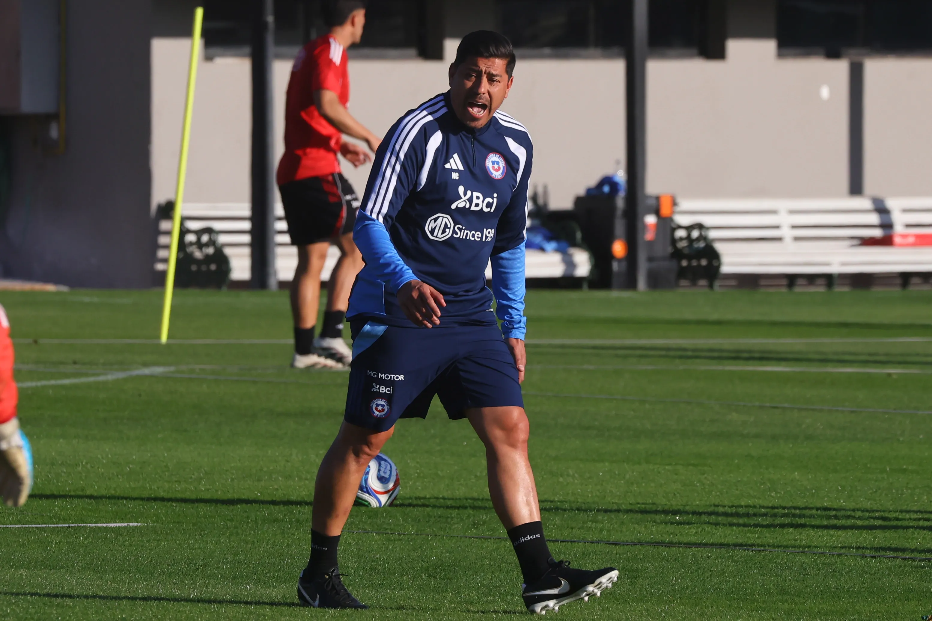 Nicolás Córdova ya lleva un interinato de casi un año en la selección chilena adulta. | Foto: Getty Images.