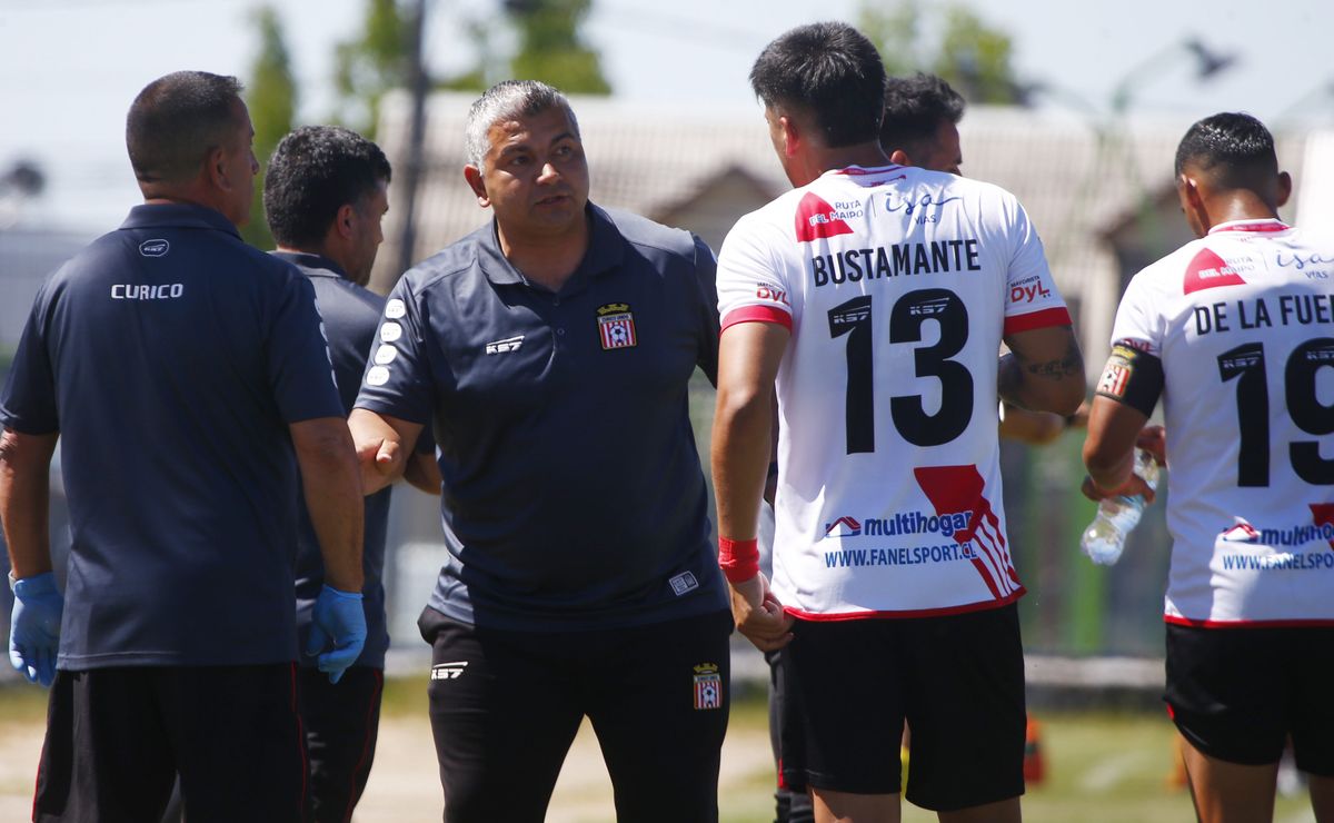 Jugó con Matías Fernández, llevó a Curicó a Copa Libertadores y lucha por ser como Pellegrini
