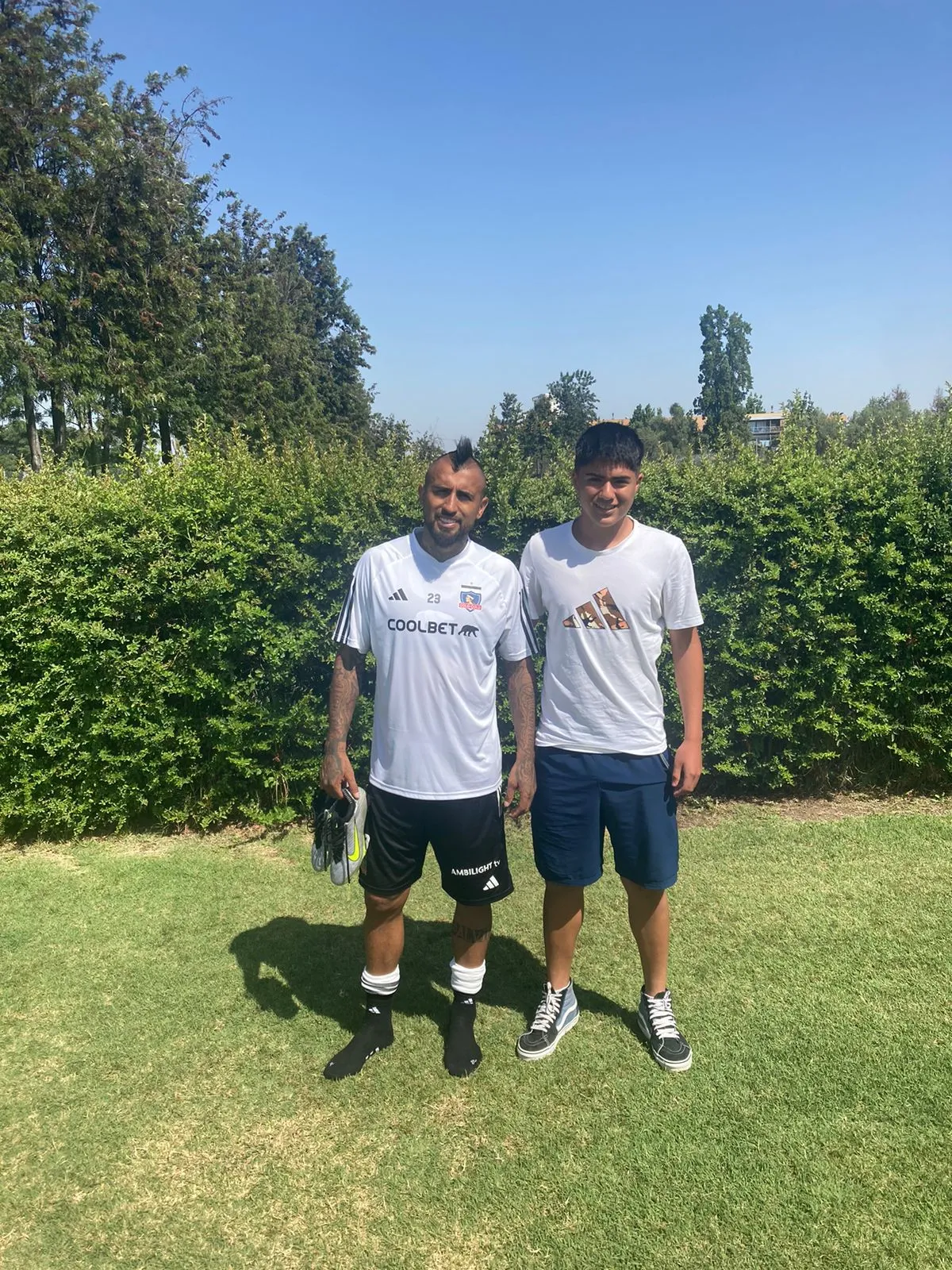 Arturo Vidal posando con un niño a prueba en Colo Colo, llamado Felipe Raipán. Foto: Gentileza