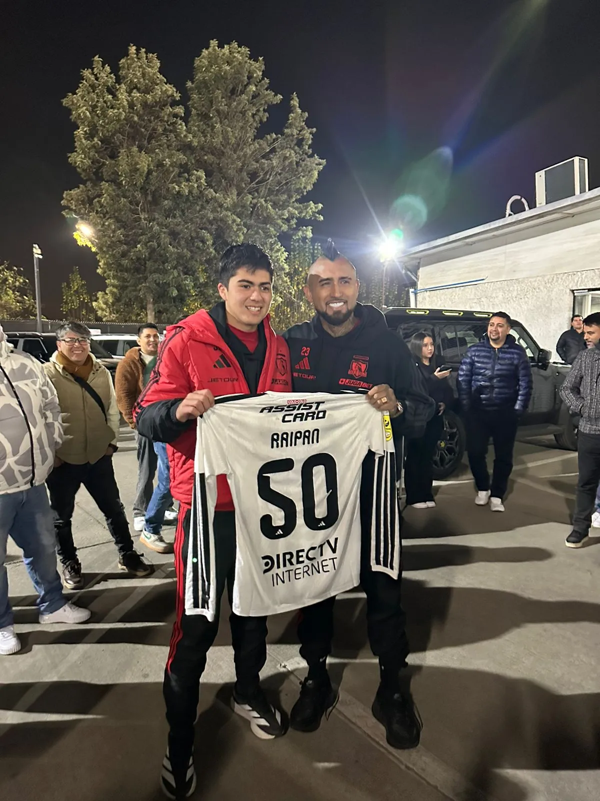 Felipe Raipán posando con su compañero Arturo Vidal. Foto: Gentileza