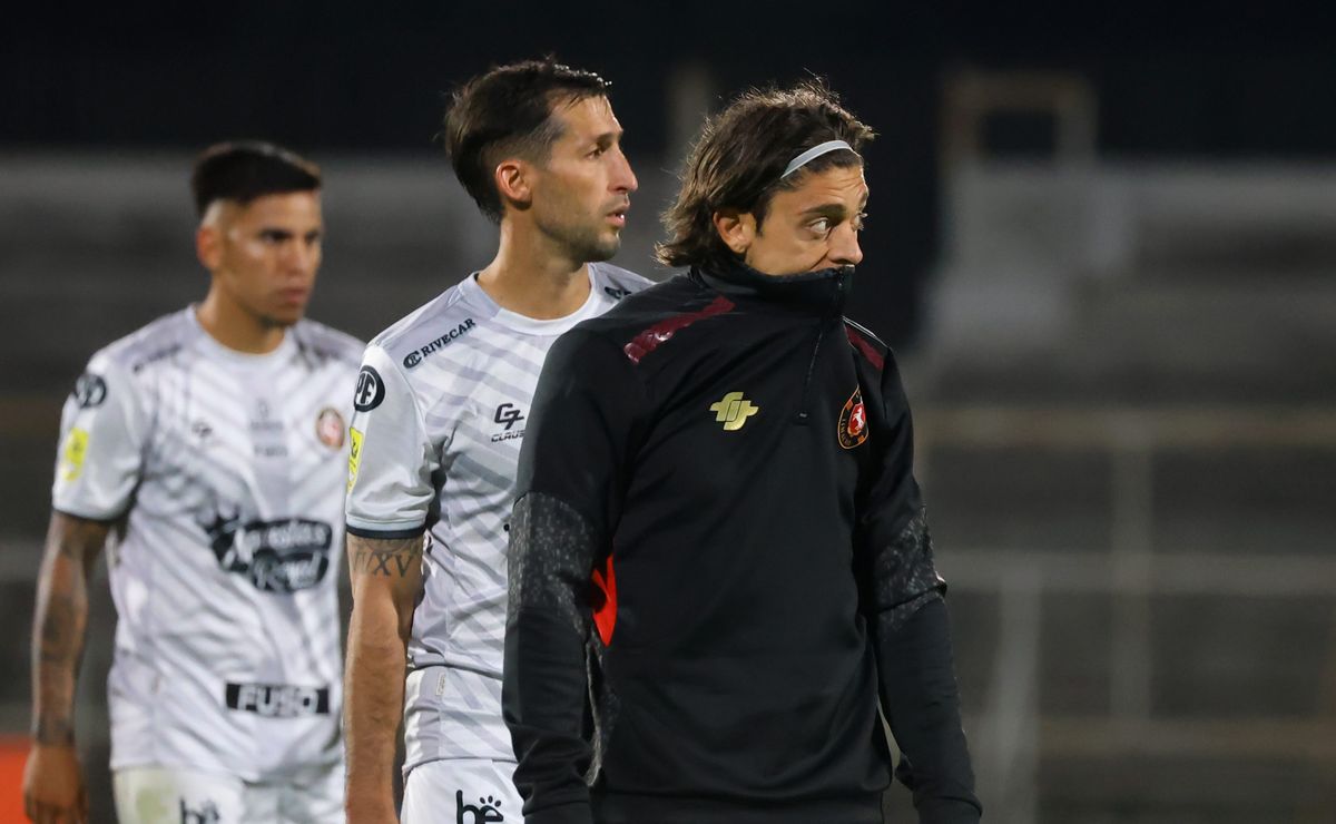 Llegó como delantero estrella: Limache enfurece a sus hinchas al anunciar triste adiós en el mercado de pases