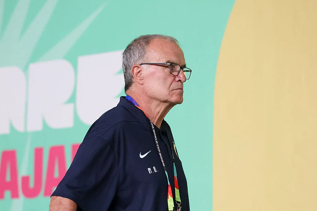 Marcelo Bielsa por dirigir su último partido con Uruguay (Getty Images)