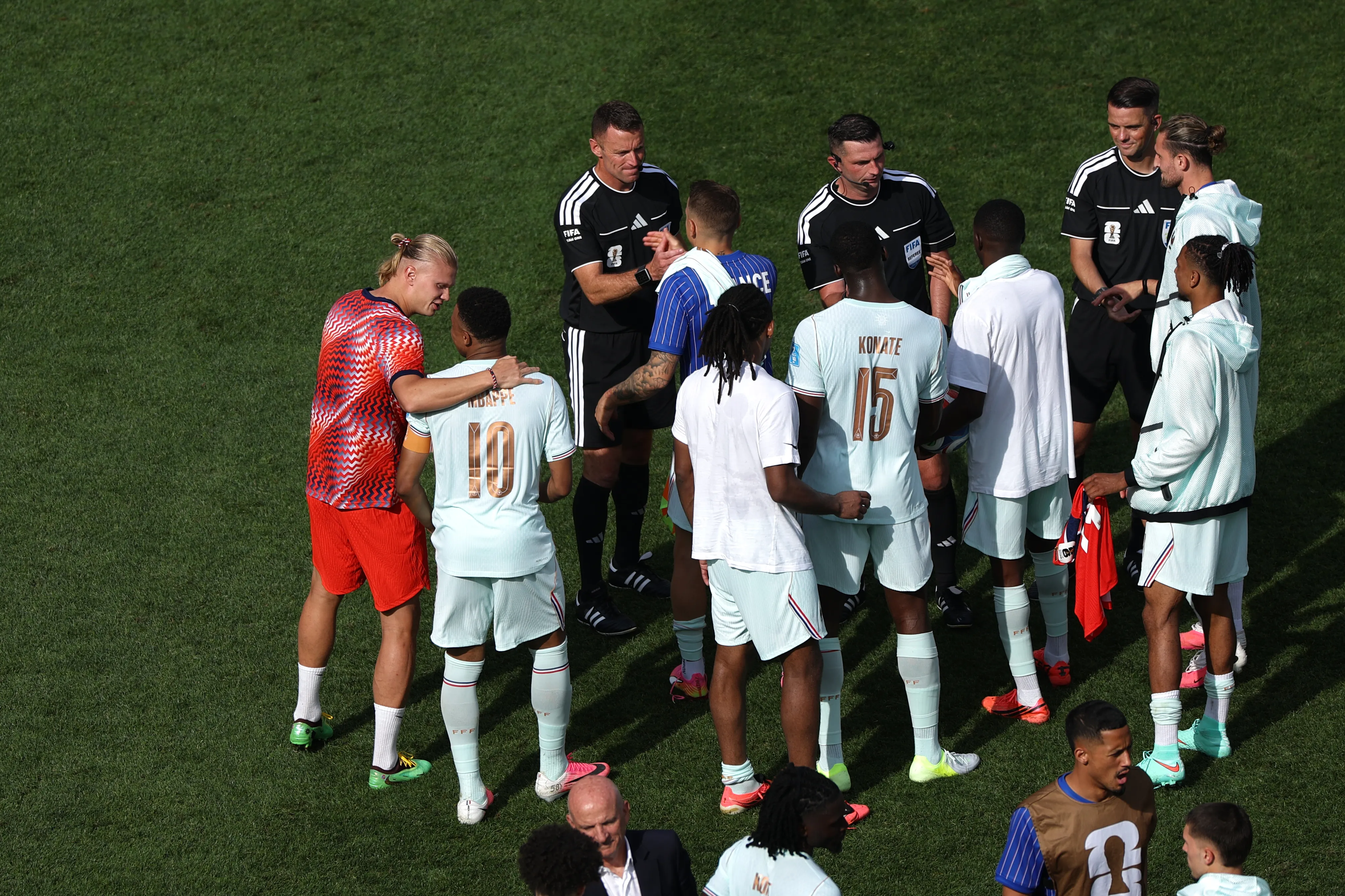 Erling Haaland no jugó en Noruega en la derrota contra Francia y los hinchas se decepcionaron en el Mundial. Foto: Getty Images.