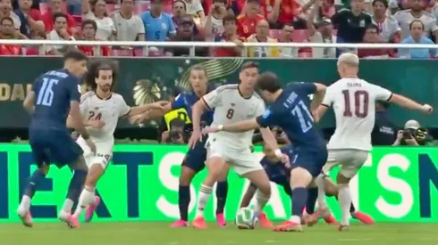 La infracción contra Uruguay que el árbitro no cobró como penal.