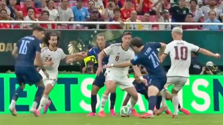 La infracción contra Uruguay que el árbitro no cobró como penal.
