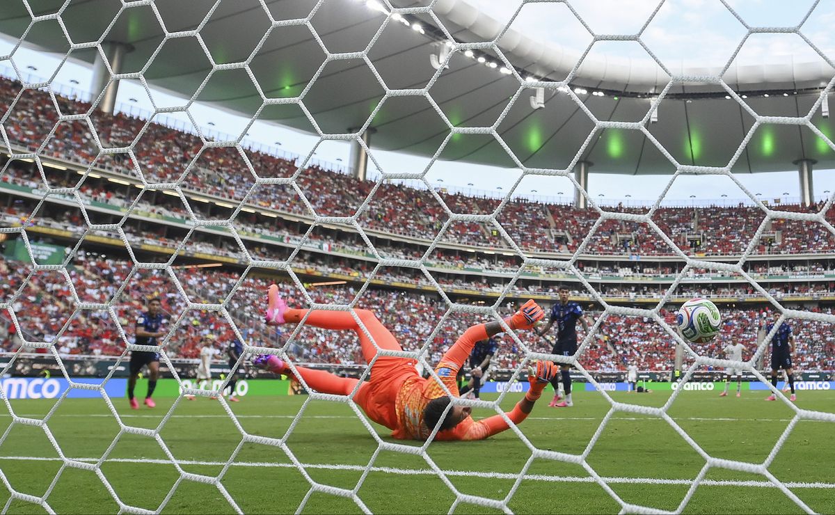 Las lacrimógenas palabras de Muslera tras nuevo chascarro en el Mundial: “Nunca imaginé sufrir tanto”