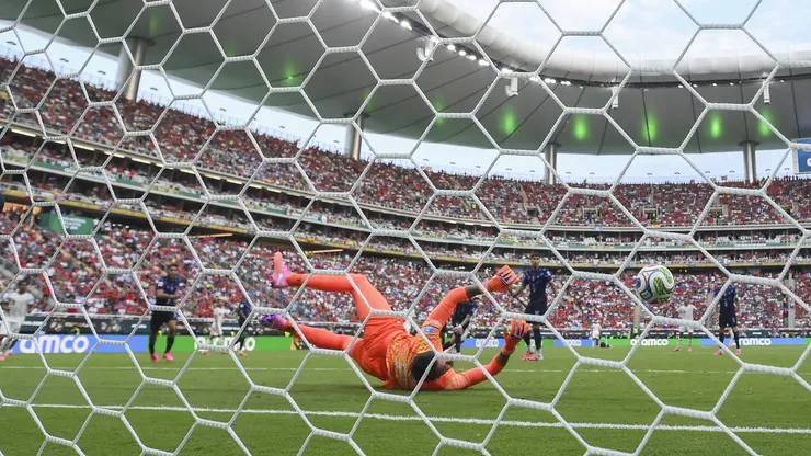 Fernando Muslera cometió un grosero error ante España.