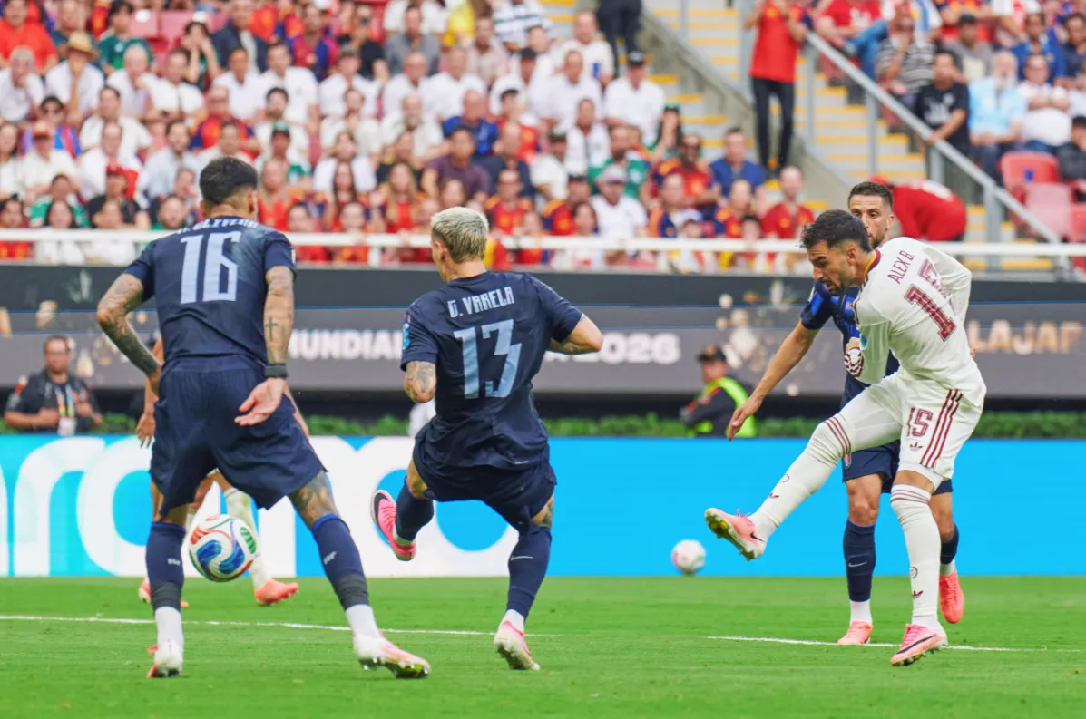 El remate de Baena que terminó en gol gracias a un error garrafal de Muslera. (Foto: @SEFutbol).