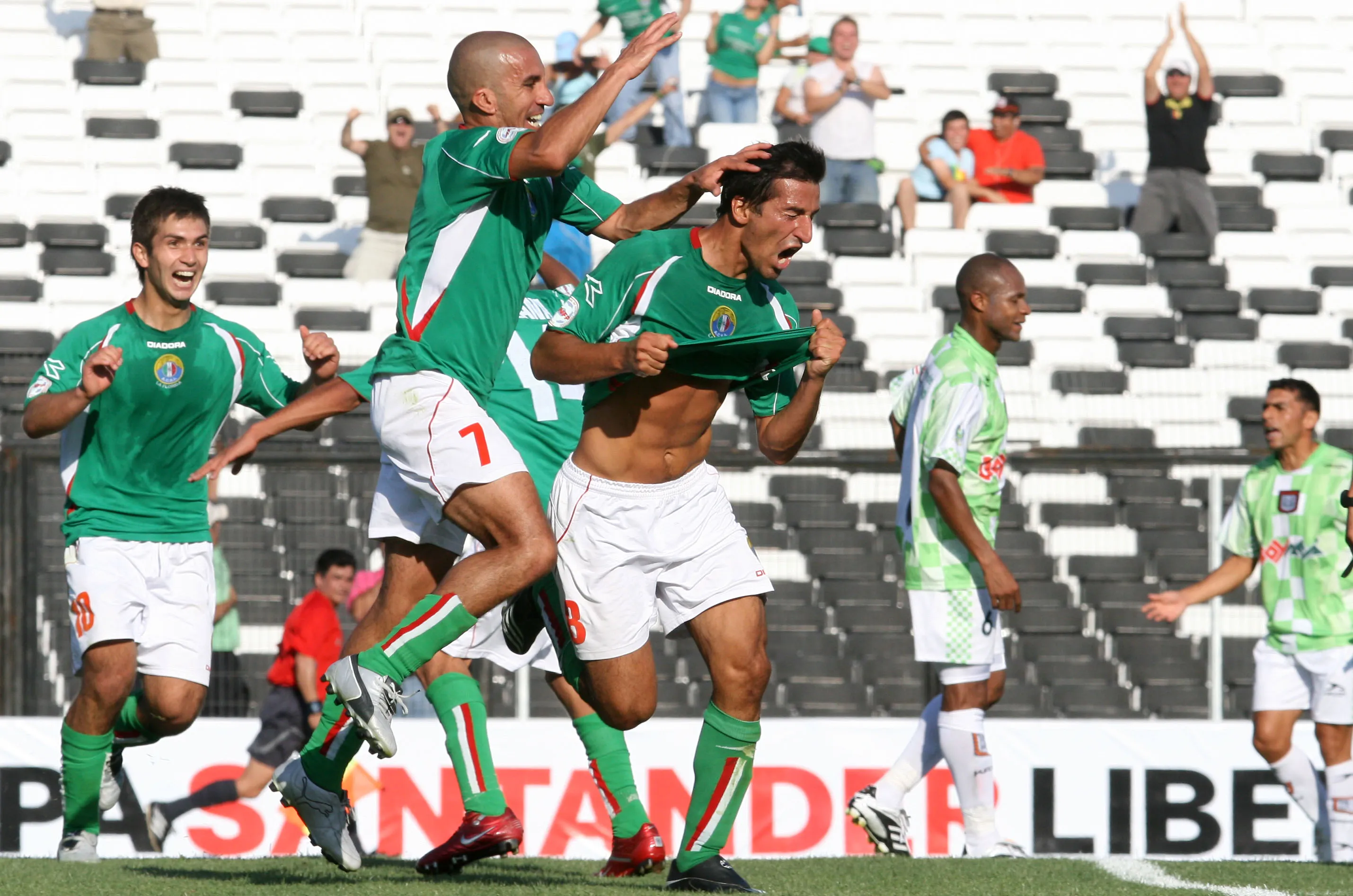 El inolvidable gol de Marcelo Broli ante Boyacá Chicó de Colombia. (Óscar Torres | Photosport).