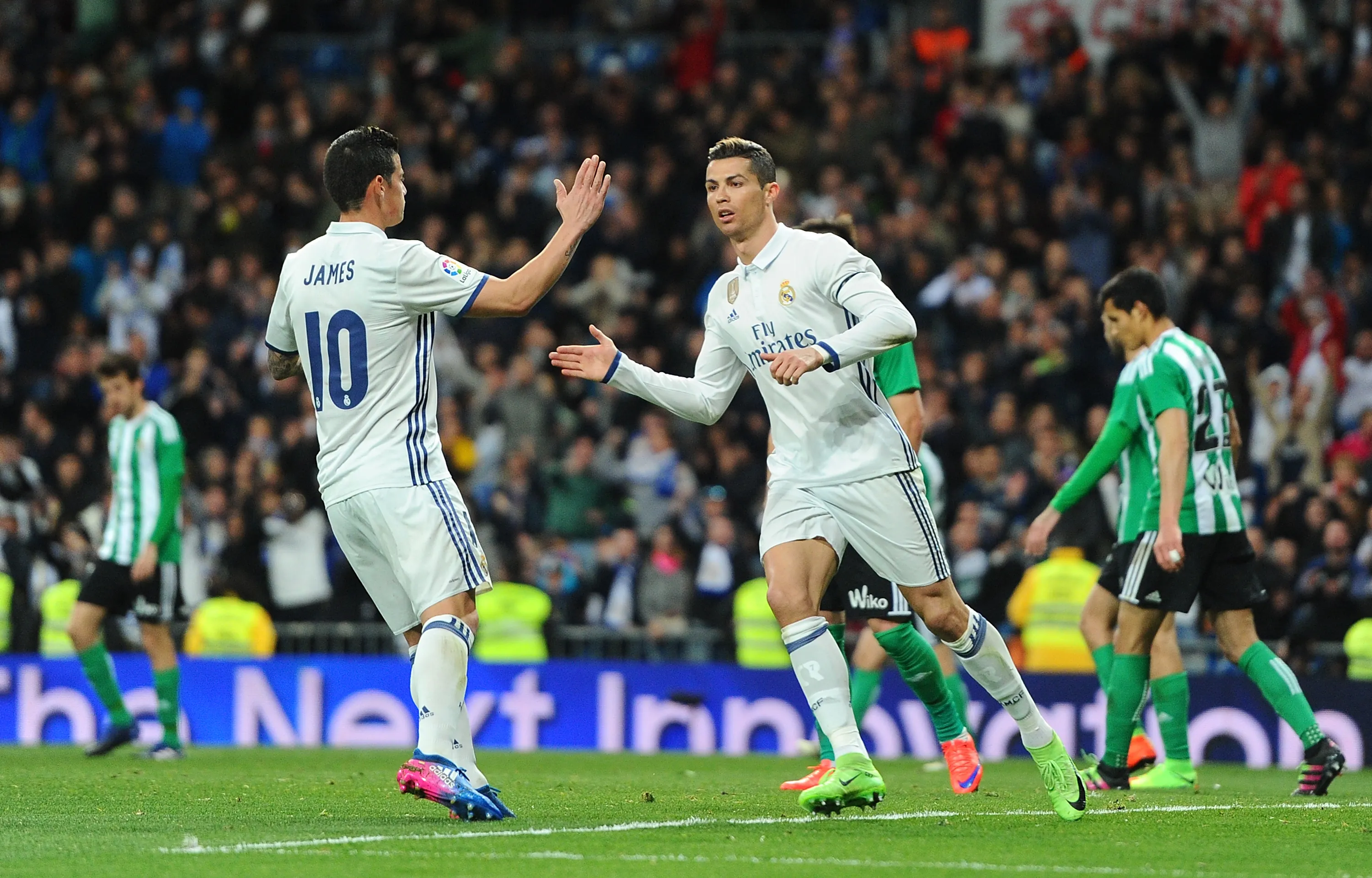 Cristiano Ronaldo y James Rodríguez celebran un gol del Real Madrid ante el Betis. (Denis Doyle/Getty Images).