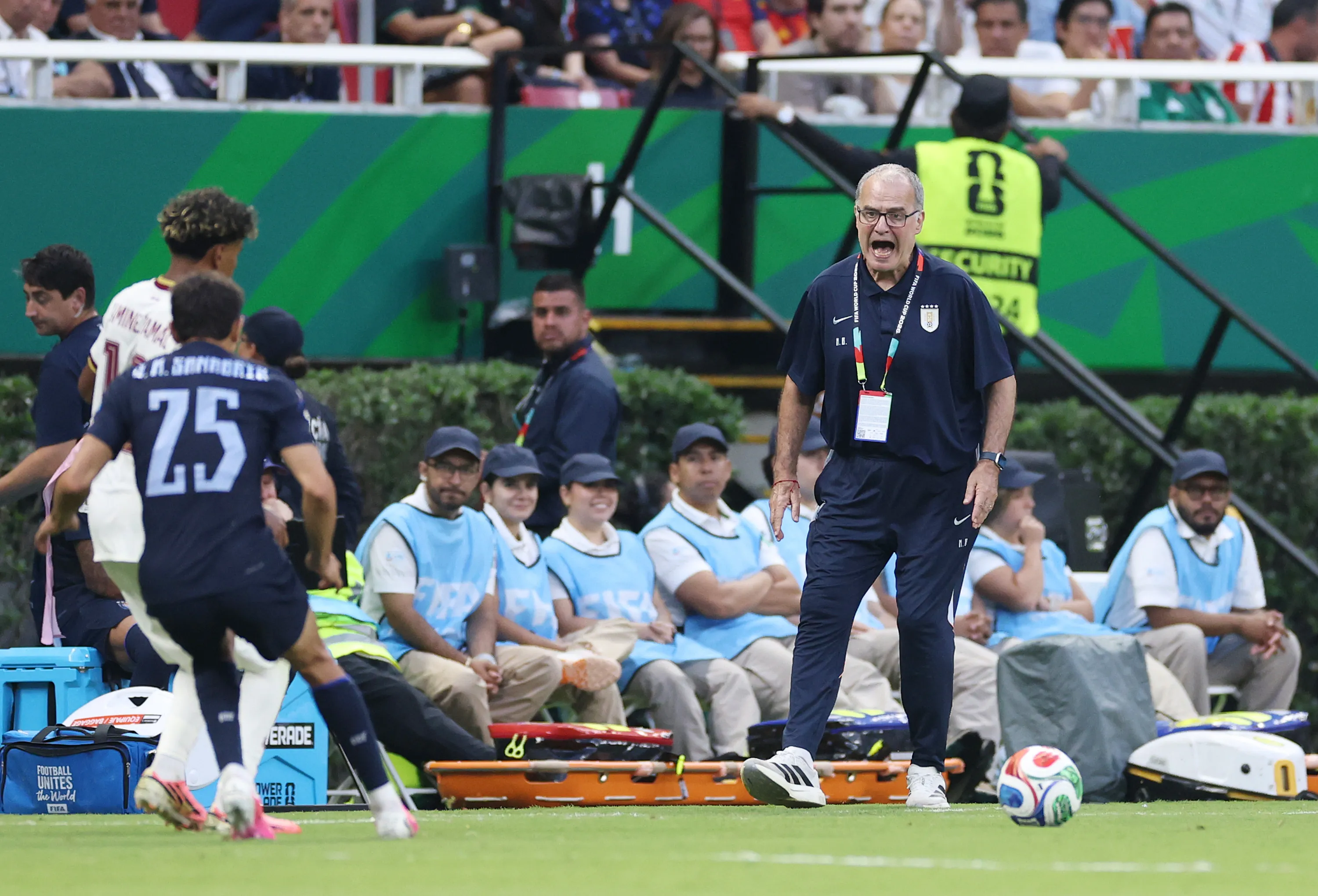 Marcelo Bielsa se va de Uruguay. (Photo by Florencia Tan Jun/Getty Images)