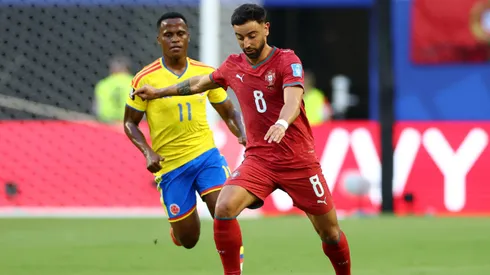 Bruno Fernandes intenta crear mientras Jhon Arias lo mira a distancia.