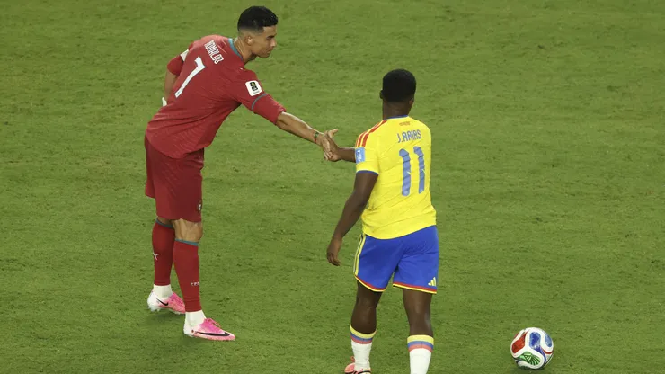Cristiano Ronaldo y Jhon Arias se saludan en el duelo que colombianos y lusos igualaron 0-0.