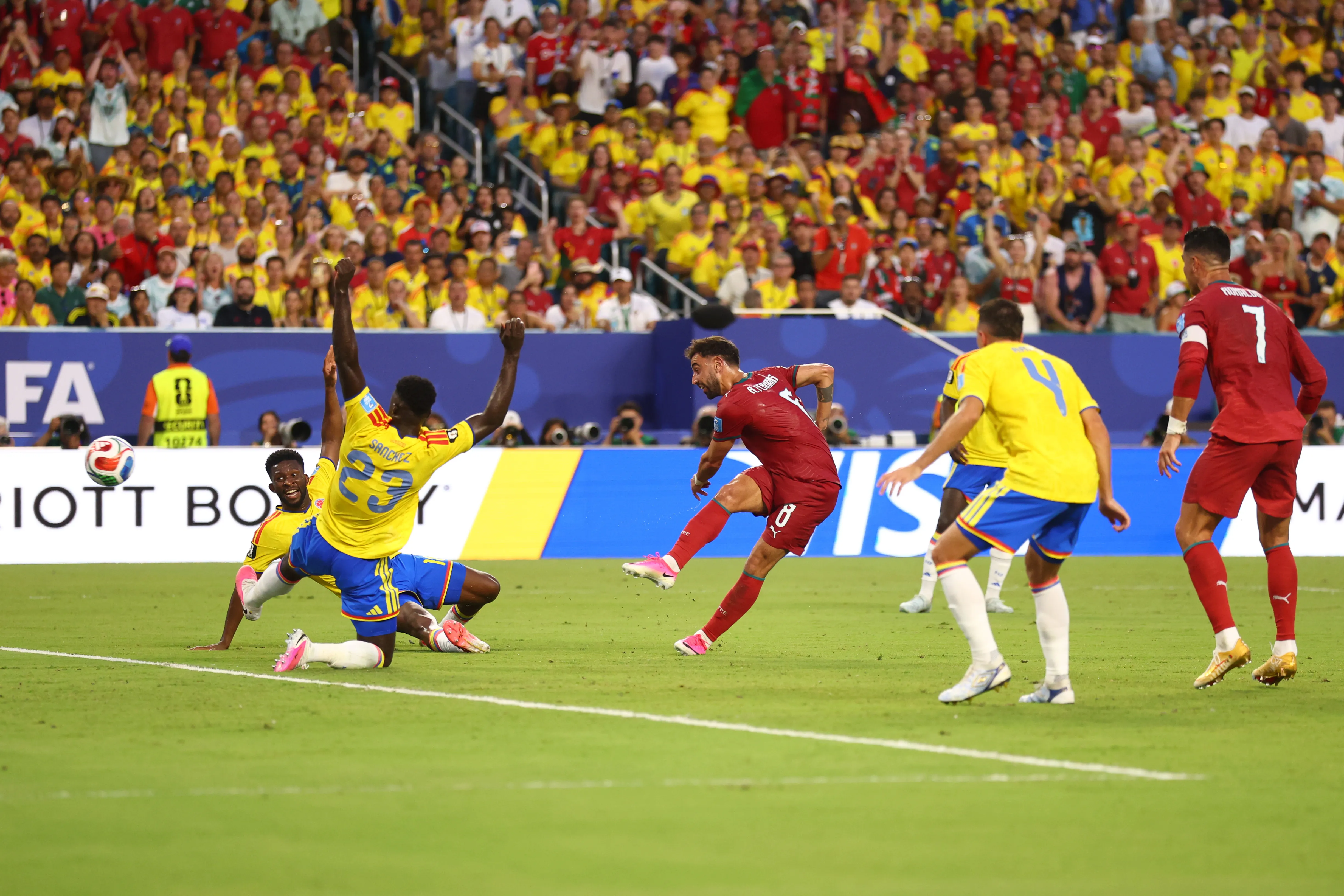 El tiro de Bruno Fernandes que provocó una hermosa tapada de Camilo Vargas. (Robert Cianflone/Getty Images).