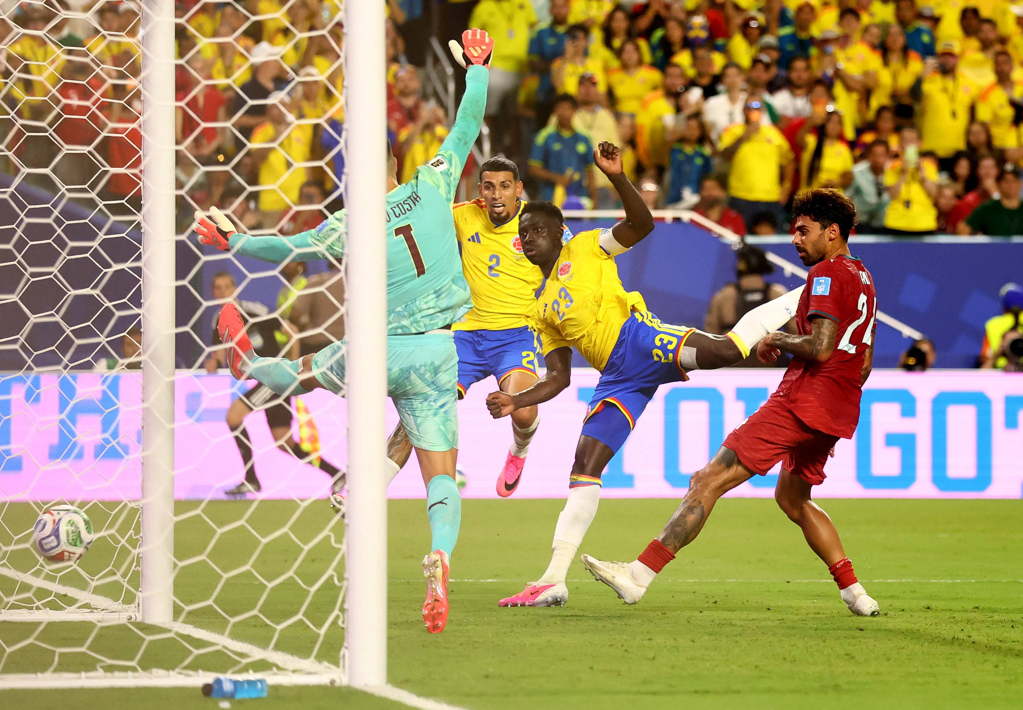 El gol anulado a Davinson Sánchez dejó polémica y una imagen increíble. (Robert Cianflone/Getty Images).