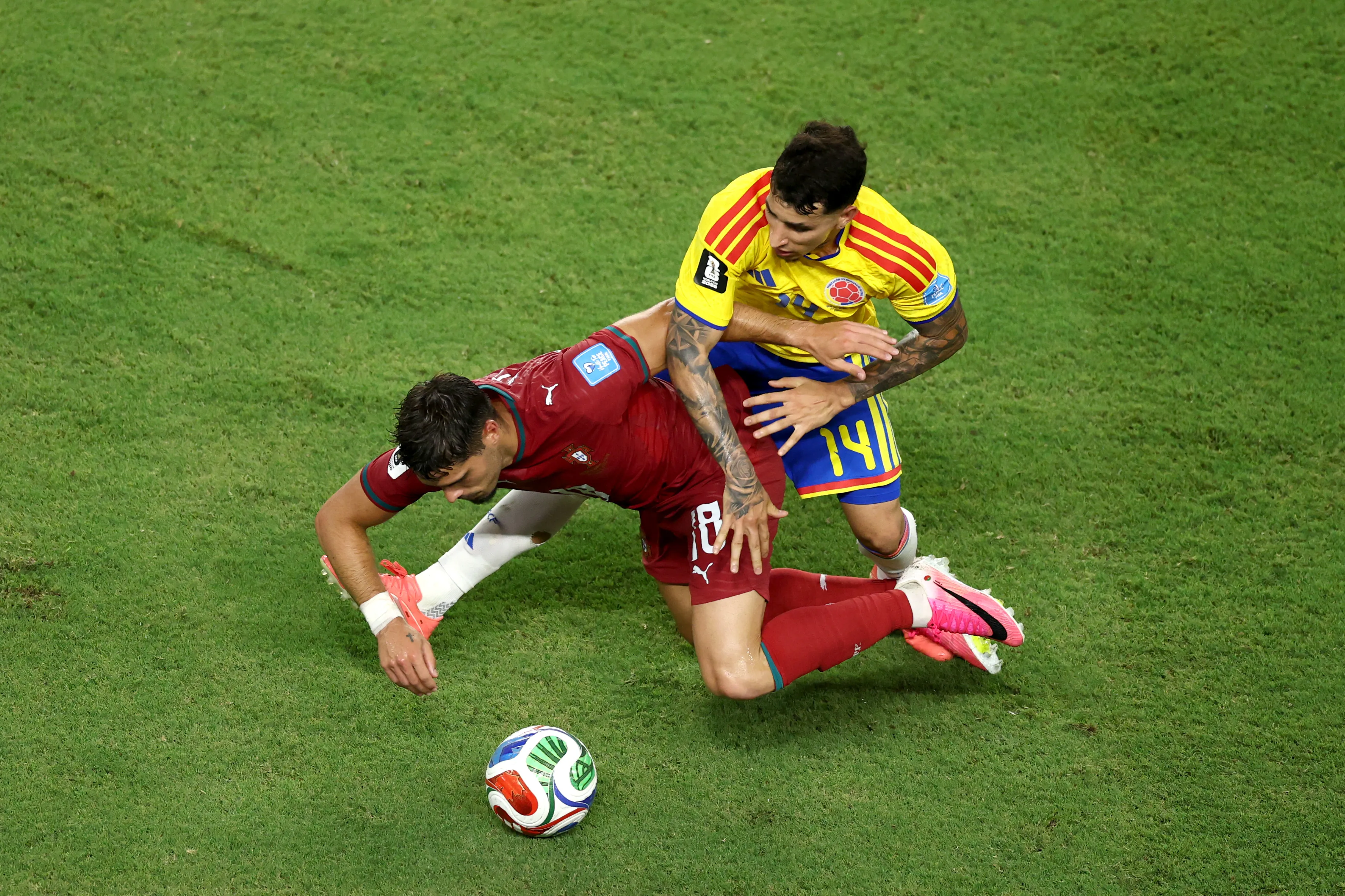 Gustavo Puerta marca a Pedro Neto en el empate sin goles contra Portugal. (Megan Briggs/Getty Images).