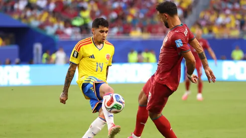 Gustavo Puerta ha sido un punto muy destacado de Colombia en la Copa del Mundo. En la imagen enfrenta a Bruno Fernandes.