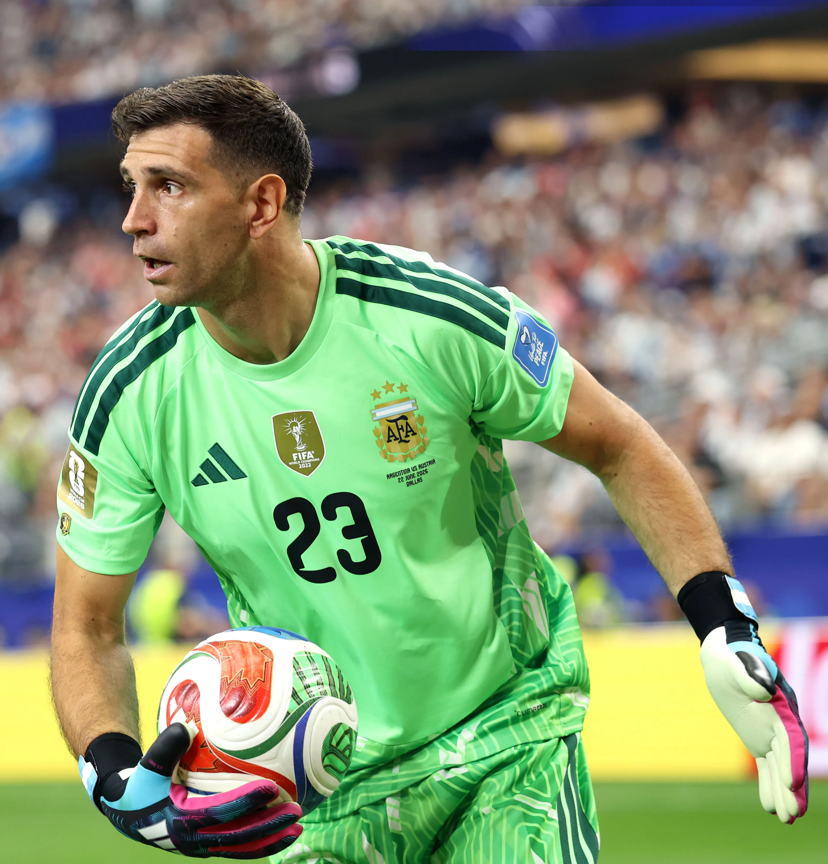 Dibu Martínez contó sobre su lesión y que lo tiene afectado en el Mundial (Photo by Charlotte Wilson/Getty Images)