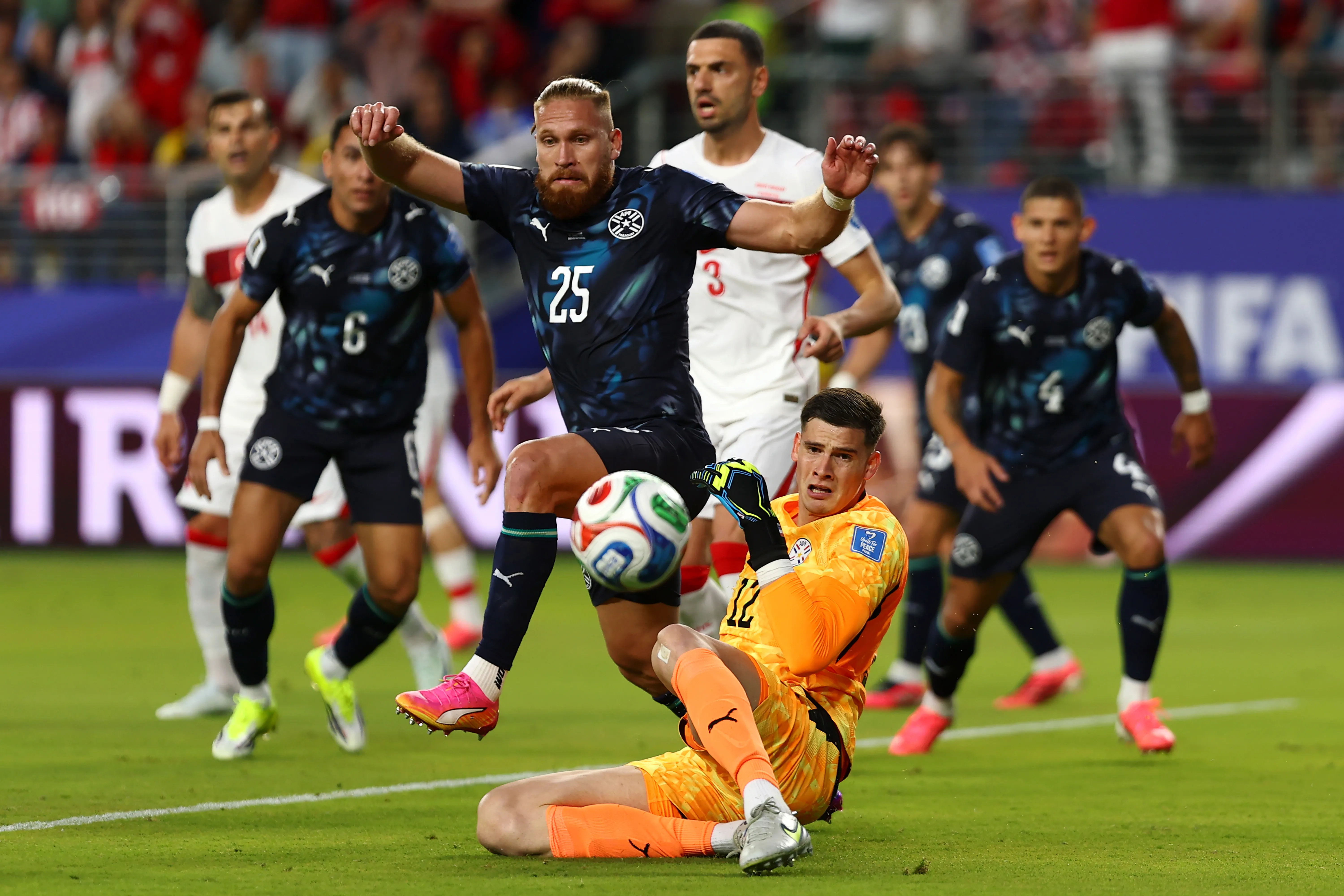 Gustavo Alfaro pidió ayuda a Justo Villar para aconsejar a Orlando Gill en el arco de Paraguay (Photo by Dean Mouhtaropoulos/Getty Images)