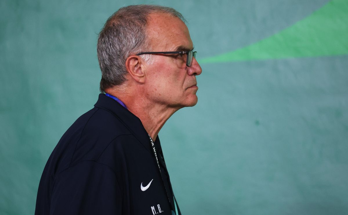 La triste y clarificadora llegada de Marcelo Bielsa a Uruguay tras papelón en el Mundial 2026