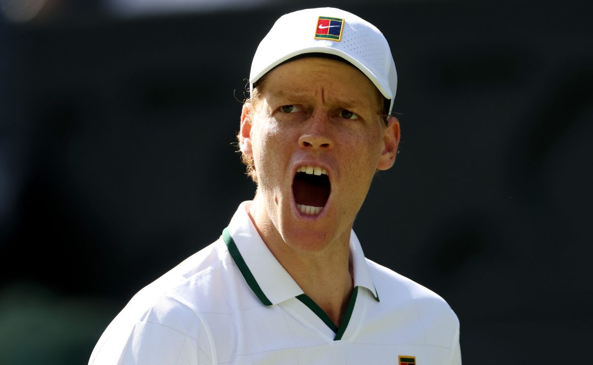 Jannik Sinner se salva de un nuevo papelón y gana muy asustado en su debut en Wimbledon