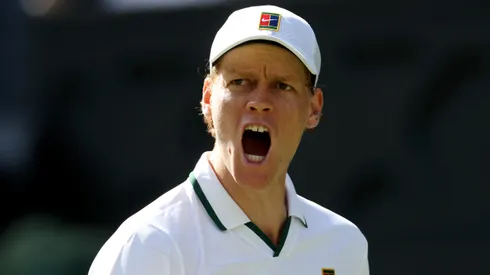 Jannik Sinner sufrió en su estreno en Wimbledon.
