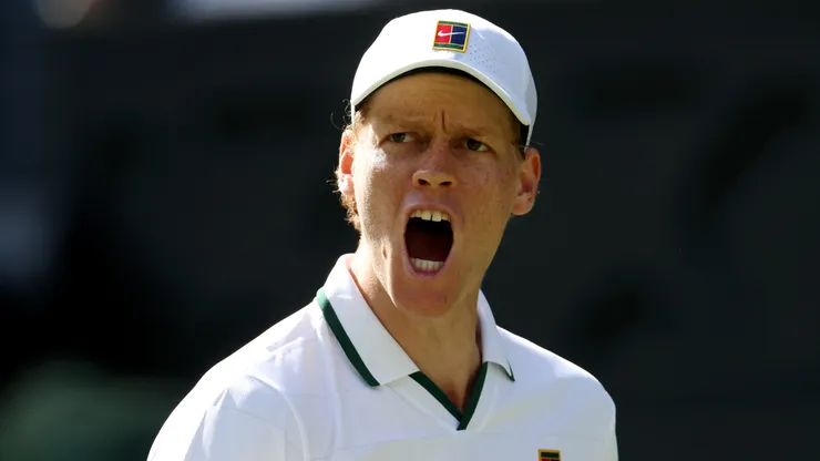 Jannik Sinner sufrió en su estreno en Wimbledon.