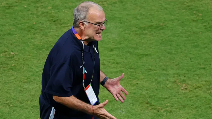 Marcelo Bielsa recibió respaldo de Sebastián Cáceres y del director de selecciones.