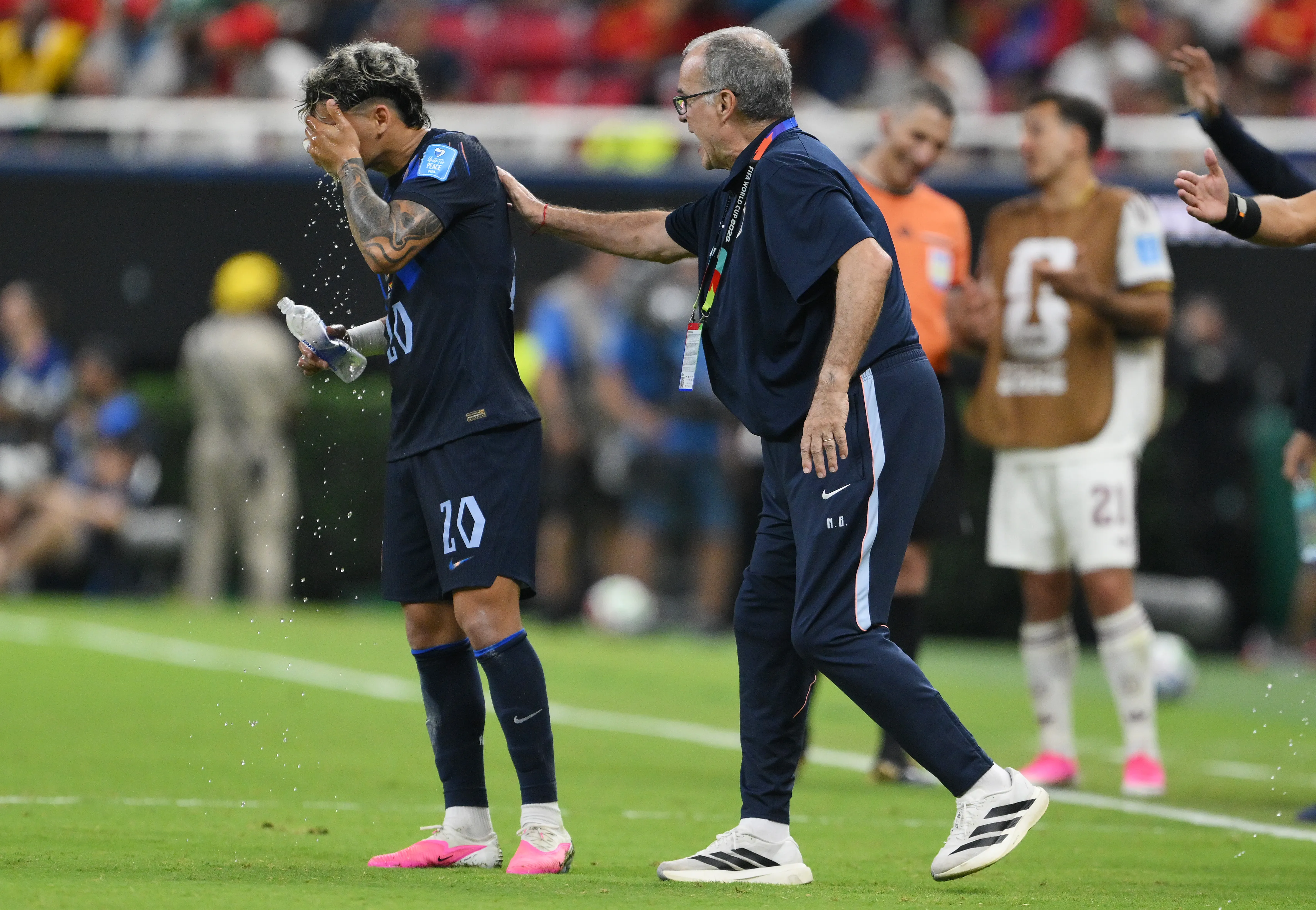Marcelo Bielsa palmotea a Maxi Araújo, una de las buenas figuras que tuvo su proceso en la Celeste. (David Ramos/Getty Images).
