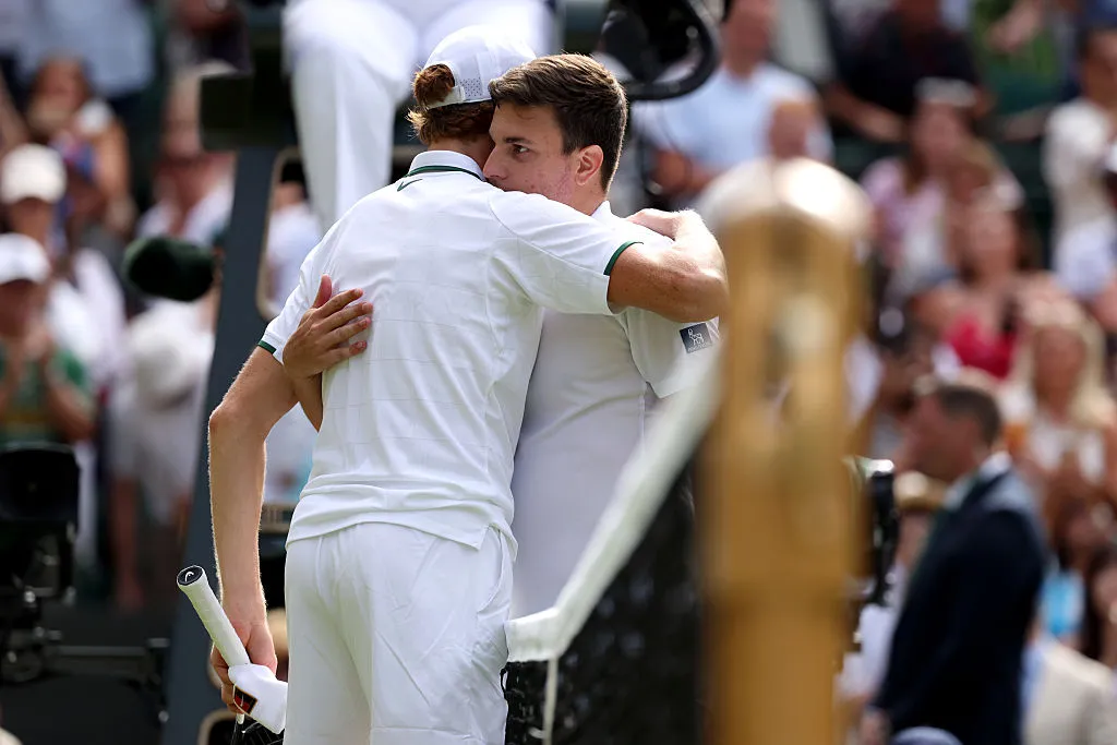 Miomir Kecmanovic hizo sufrir a Jannik Sinner en Wimbledon. (Photo by Matthew Stockman/Getty Images)