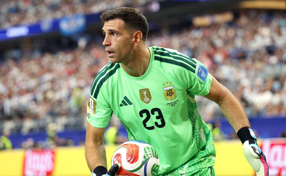 ¿Llega el Dibu Martínez? Juventus aclaró su postura sobre el arquero argentino