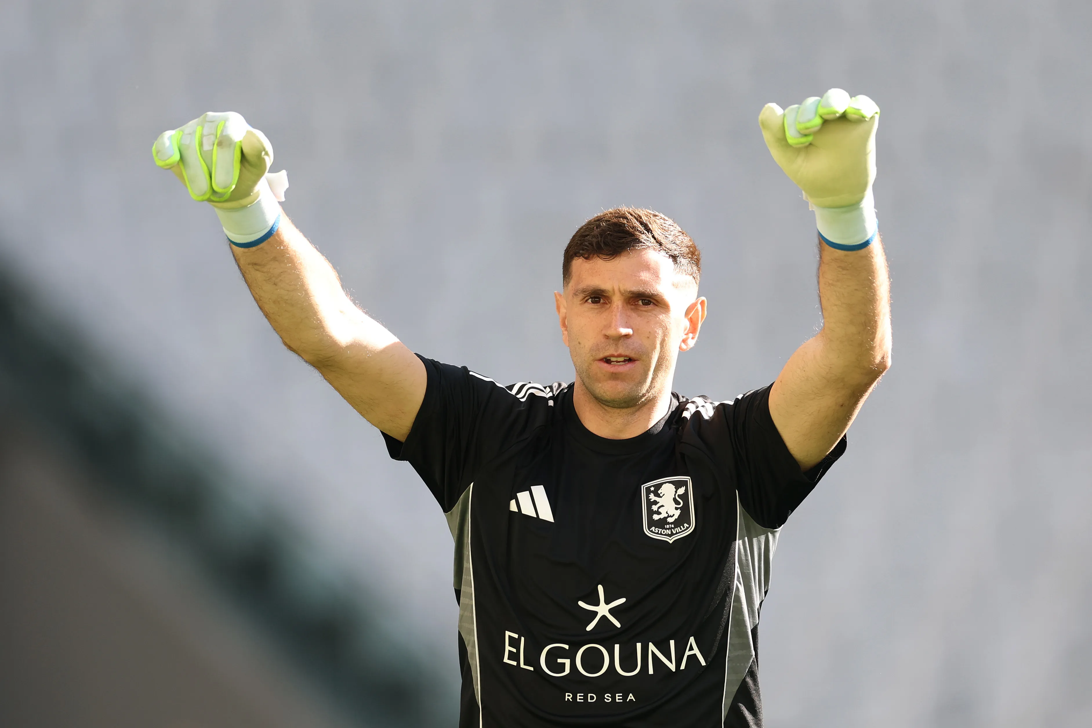 El “Dibu” podría dejar Aston Villa. (Photo by Maja Hitij/Getty Images)