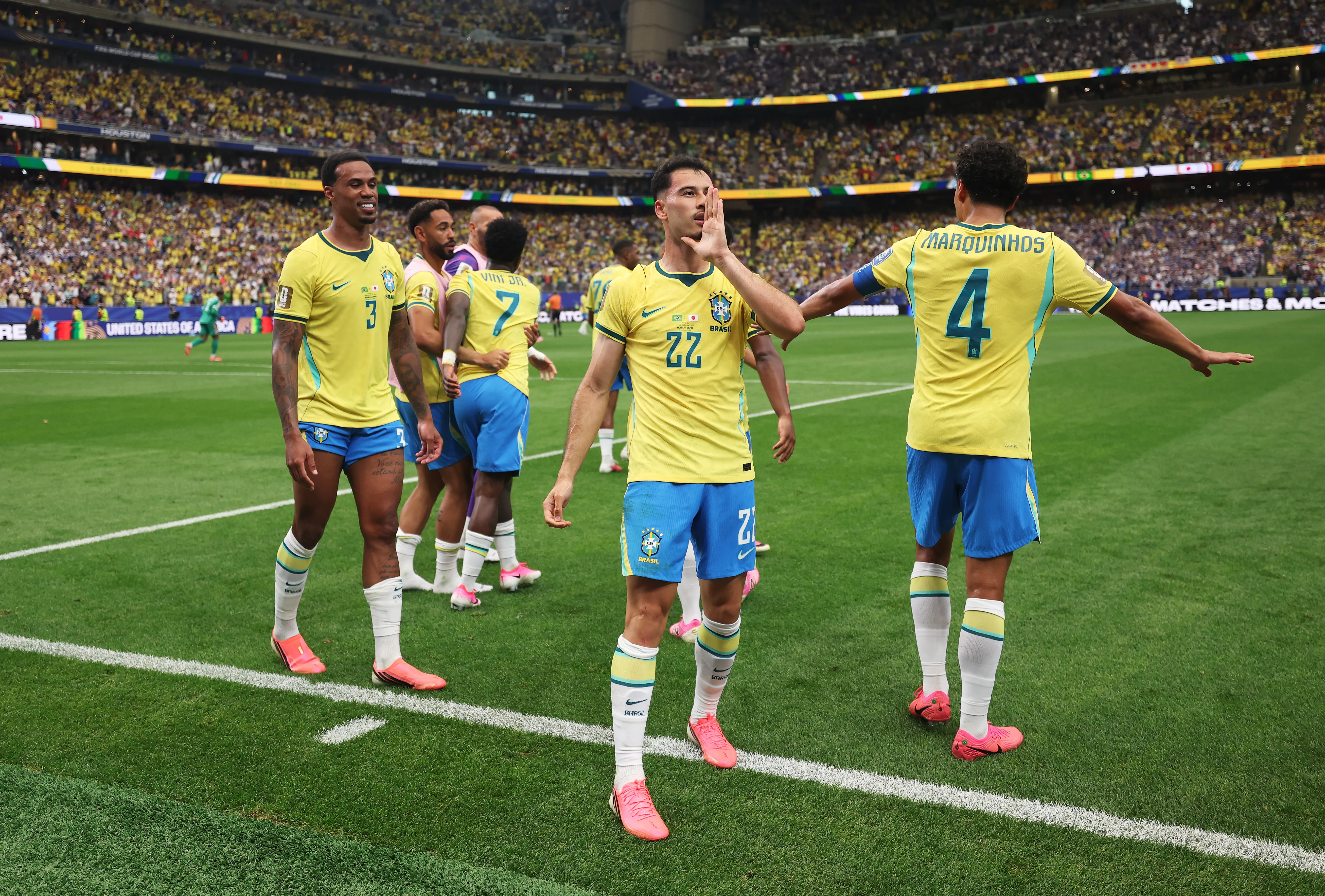El festejo de Gabriel Martinelli y Brasil por el gol que les dio la victoria ante los nipones. (Lars Baron/Getty Images).